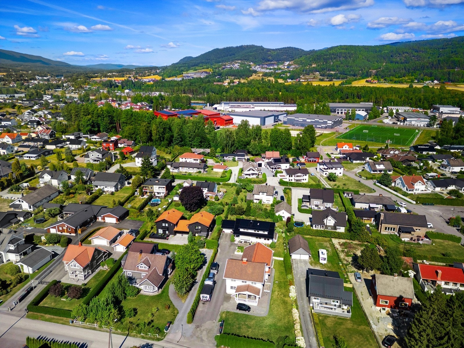 Gangavstand til flotte Hokksund barneskole med idrettsanlegg Galleribilde