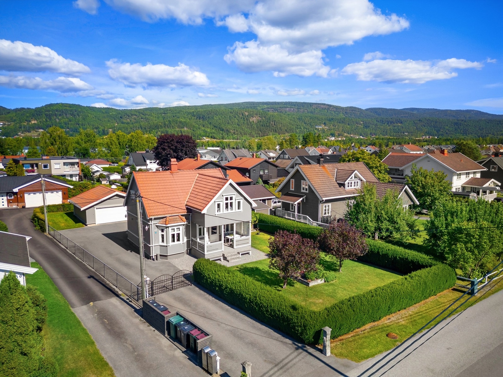 Meget pent opparbeidet hage med gode solforhold Galleribilde