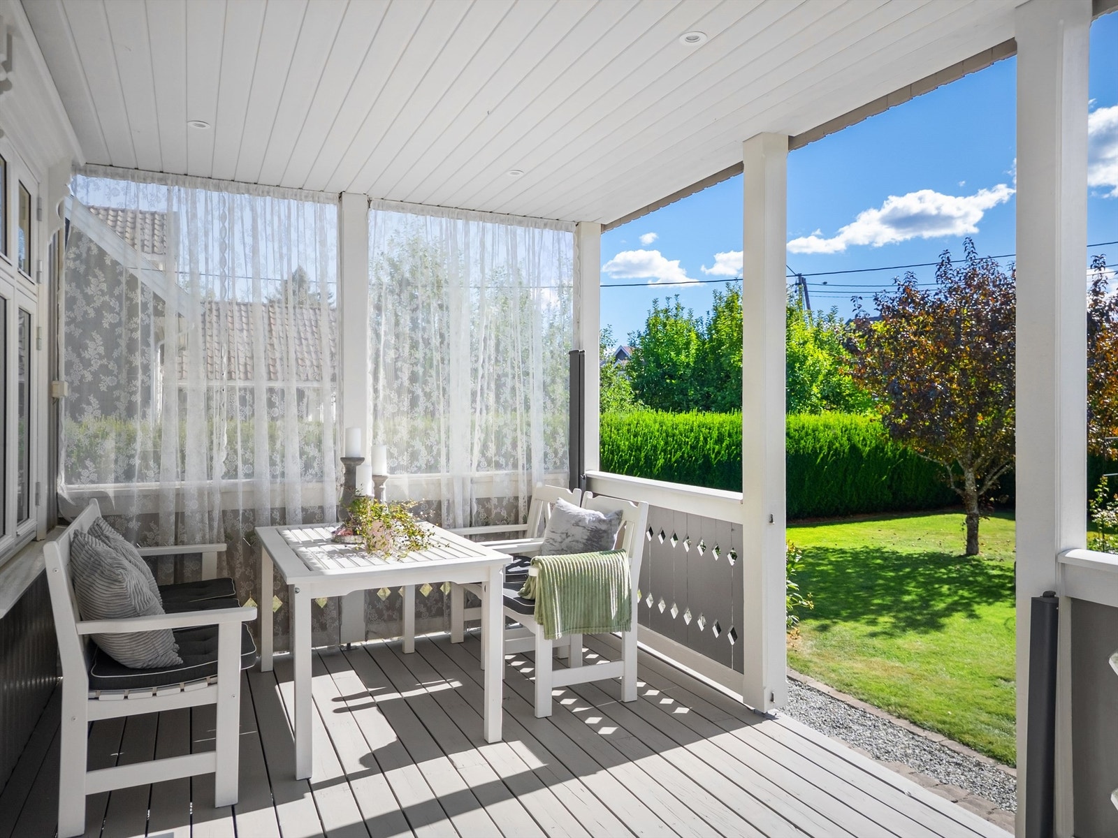 Overbygget terrasse har downlights i himlingen Galleribilde