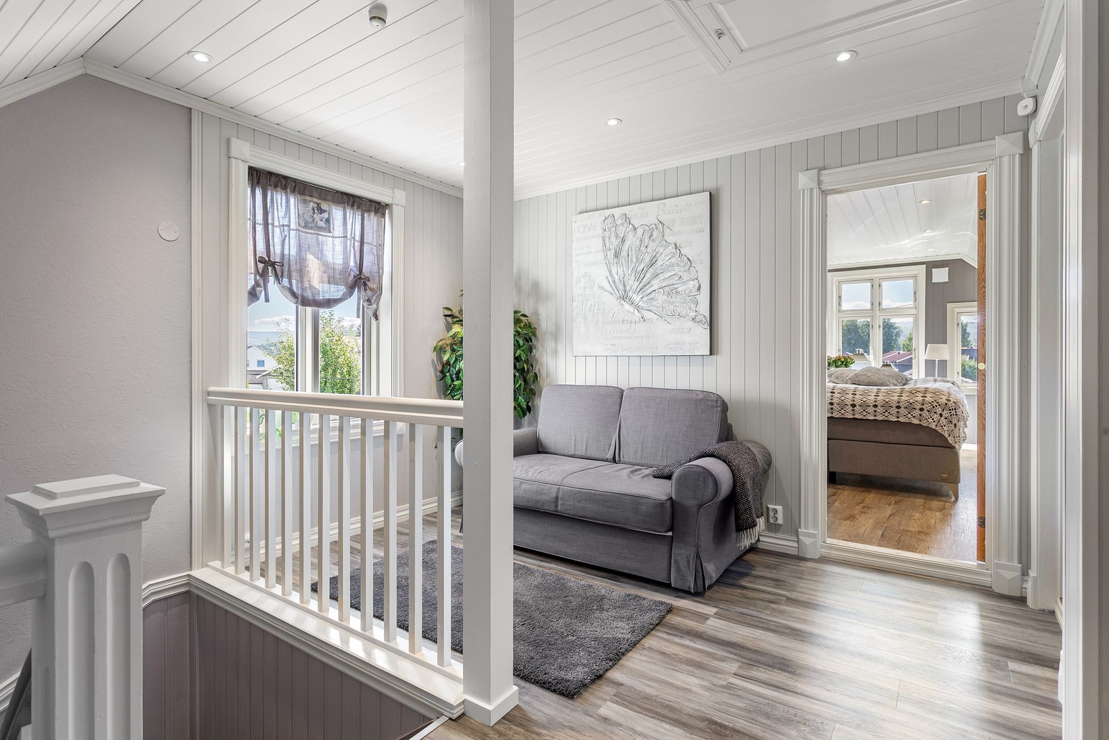Downlights i himlingen. Adkomst til loftsluke. Galleribilde