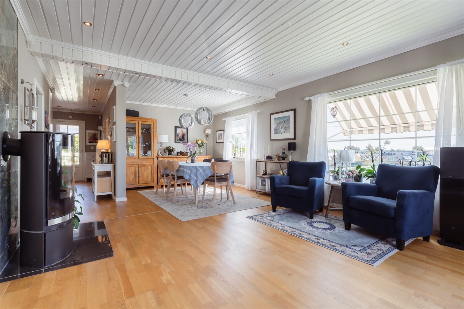 Stuen er lys og pen, parkett på gulvene og her ser man vedovnen, som varmer godt. Galleribilde