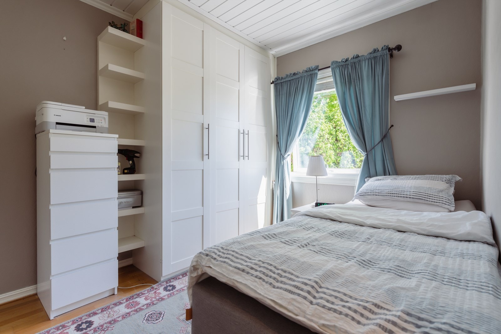 Soverom nummer 2 i 1.etasje, dette rommet har også en fin størrelse og man har garderobe og hyller. Fra dette rommet har man inngang til trapp opp på loftet. Loftet er stort og romslig. Galleribilde