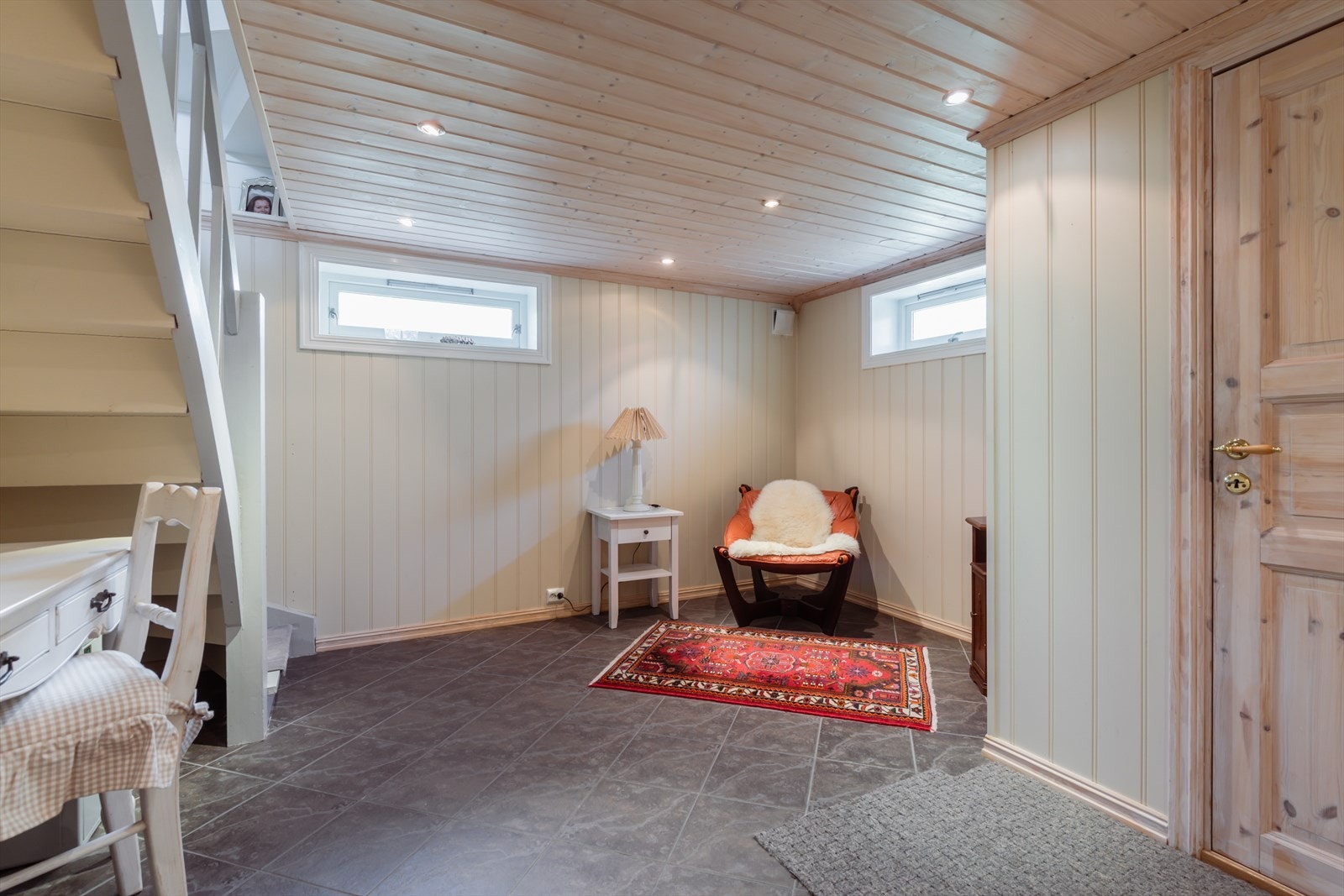Kjellerstuen, kjelleren har en perfekt løsning for at dette fort blir ungdomssonen, kjelleren har en liten stuesone, 2 soverom, bod, bad/vaskerom og egen utgang via garasjen. Galleribilde