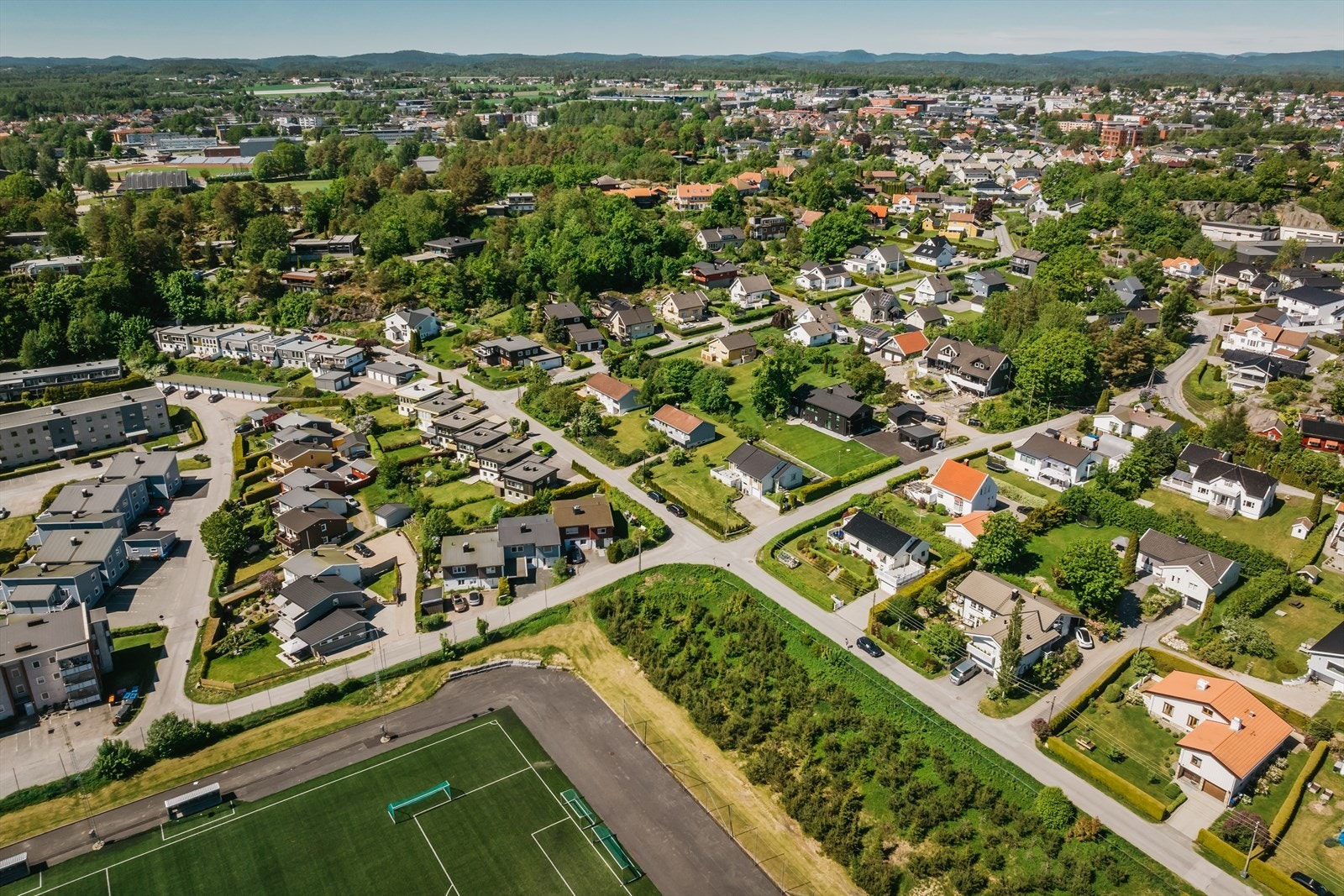 Bugårdsparken ligger kun en kort spasertur unna. Parken byr på fantastiske rekreasjonsmuligheter året rundt, enten du foretrekker idylliske spaserturer rundt dammen, en løpetur i lysløypa, eller benytter deg av de mange idrettsanleggene og lekeplassene. Galleribilde