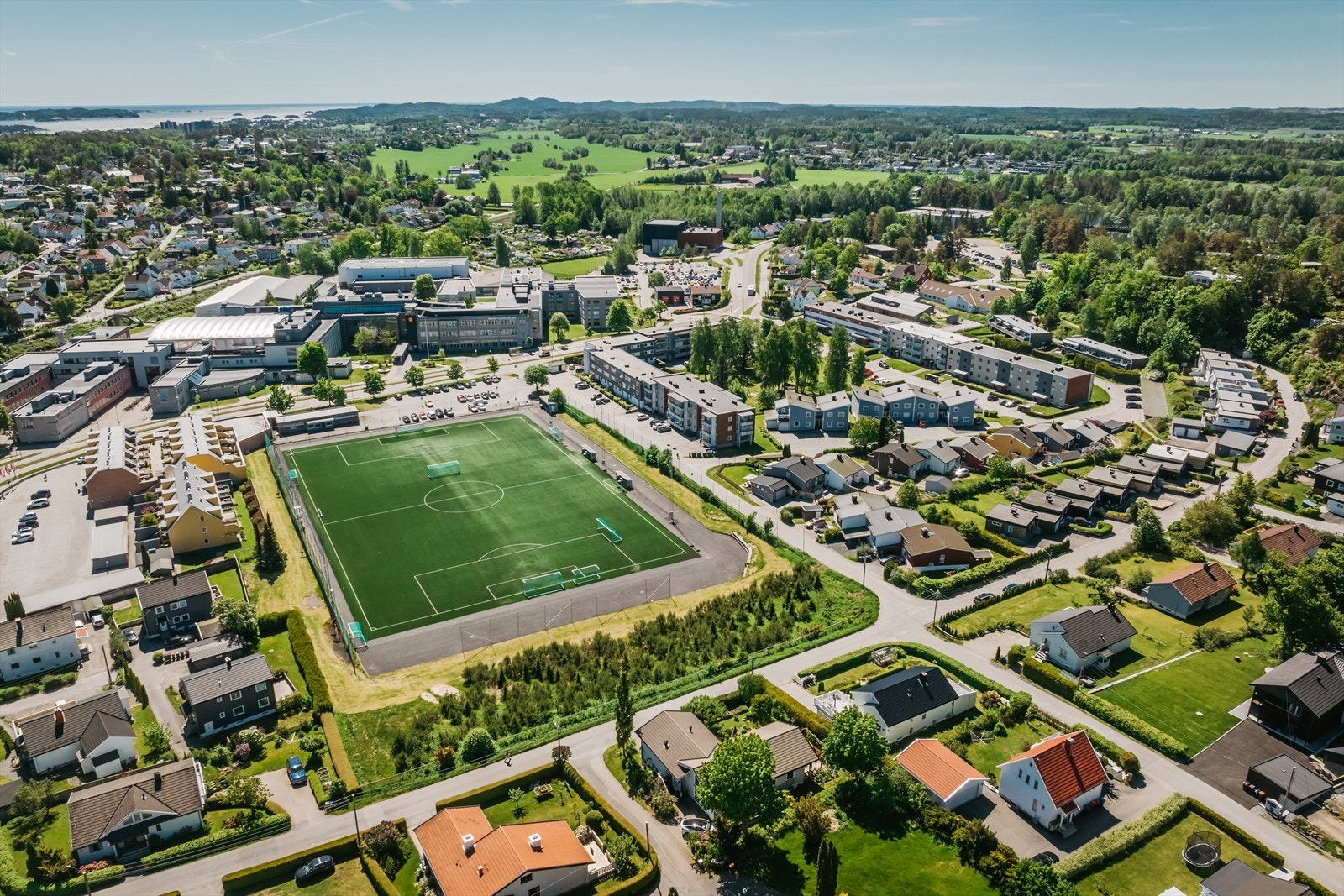 For barnefamilier blir det knapt bedre enn dette. Boligen ligger i umiddelbar nærhet til Sandefjord videregående skole og en kort spasertur unna Bugården ungdomsskole eller Krokemoa barneskole. Det er også flere barnehager i nærheten. Galleribilde