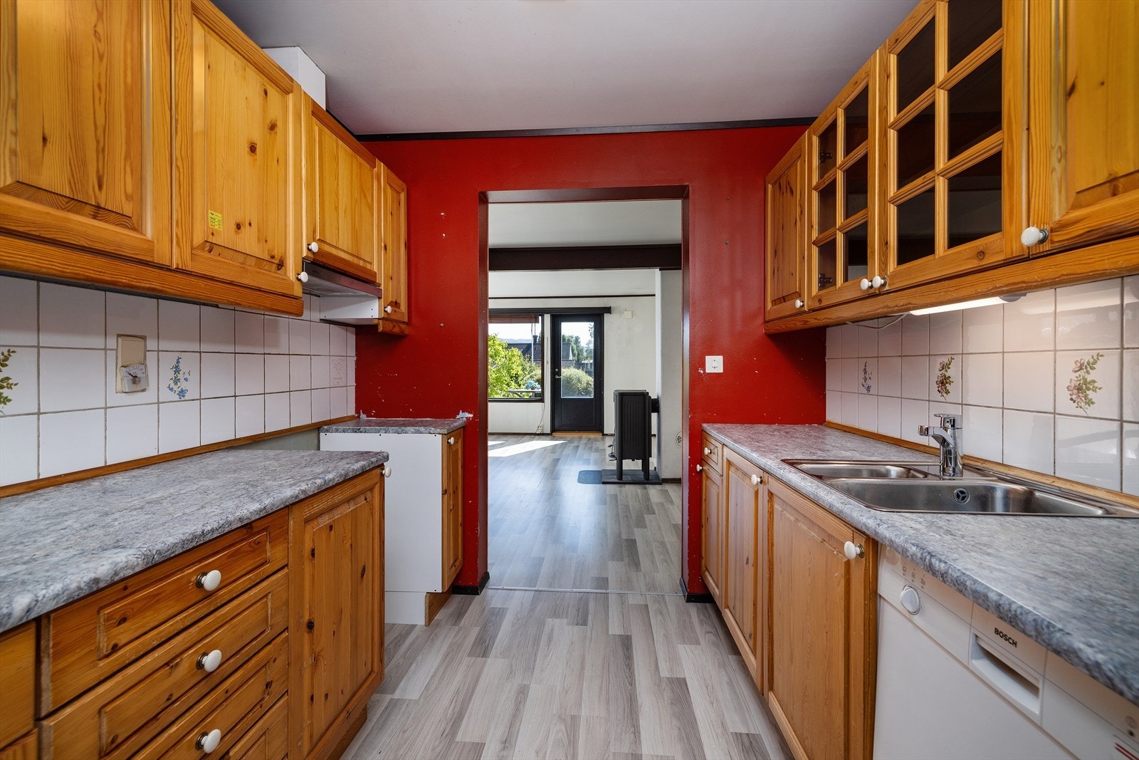 Kjøkkeninnredning med profilerte fronter og laminat benkeplate. Galleribilde