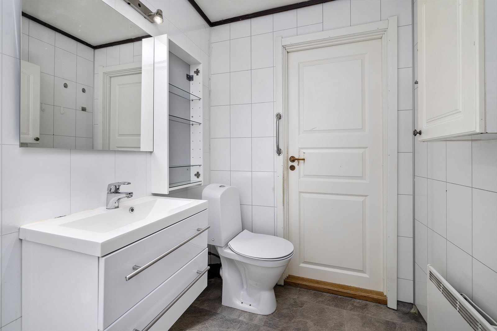 Badet i andre etasje er innredet med servantmøbel og toalett. Galleribilde