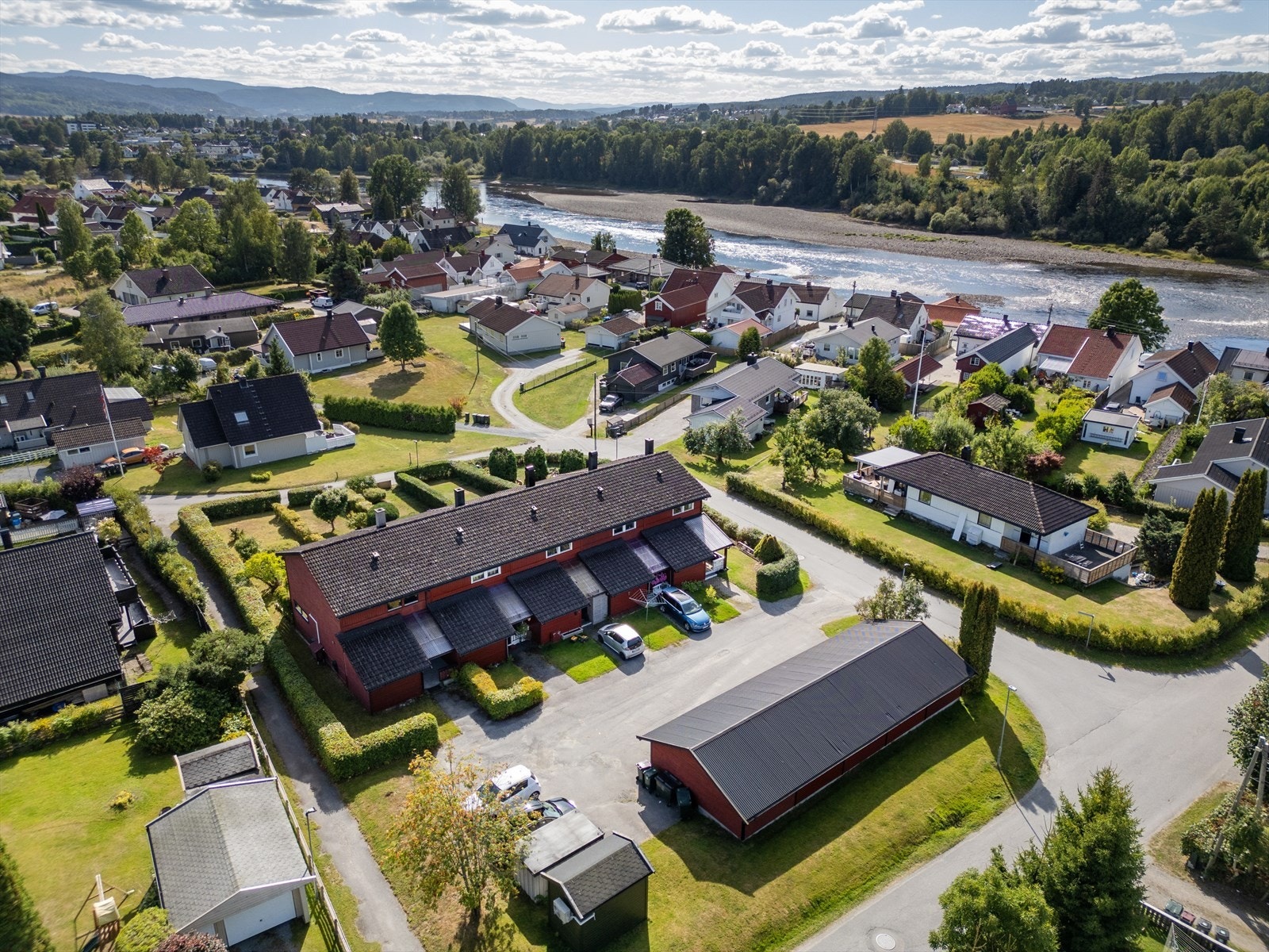 Oversiktlig adkomst med felles garasjeanlegg like ved huset. Galleribilde