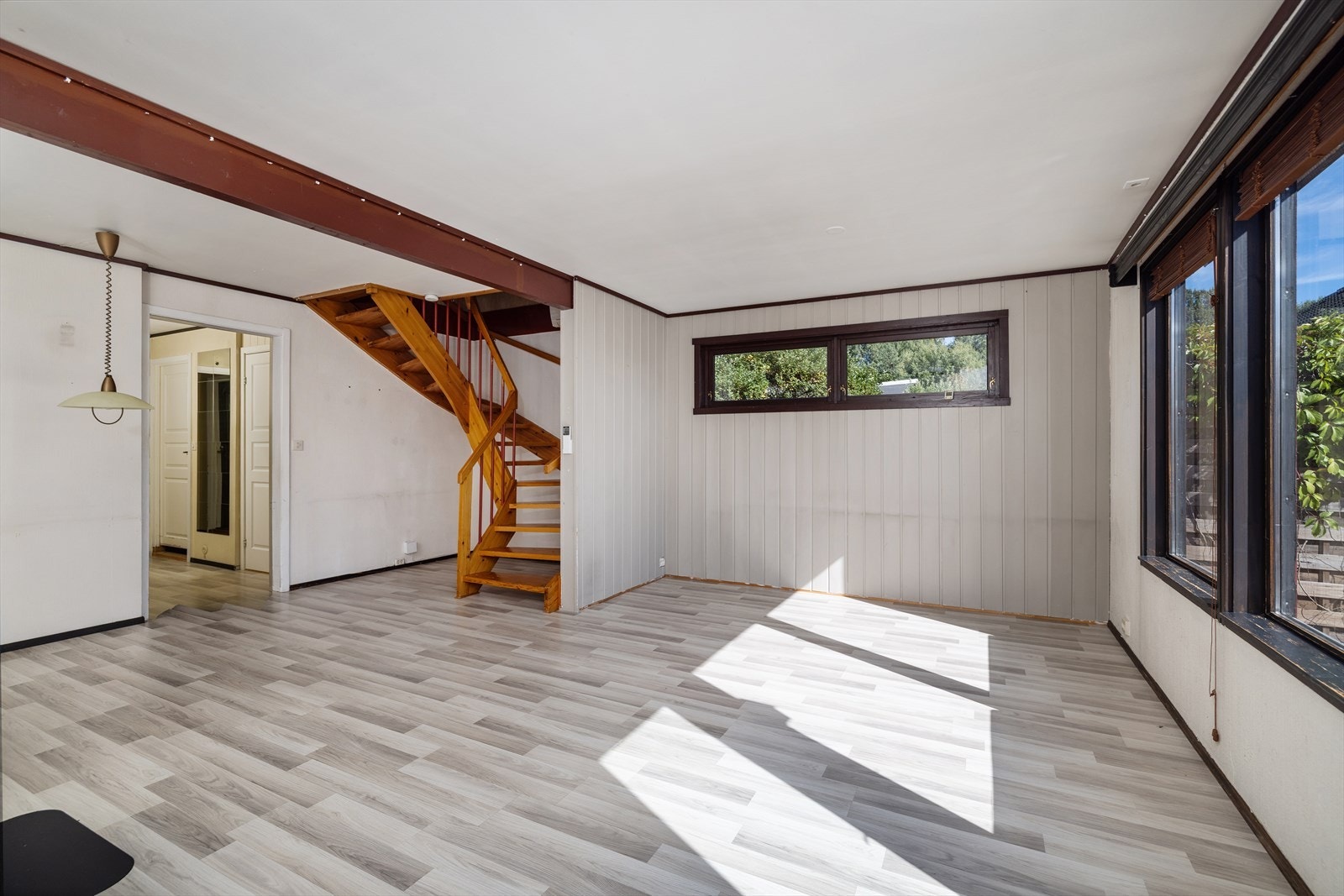 Stuen har trapp opp til andre etasje og laminat på gulvet. Galleribilde