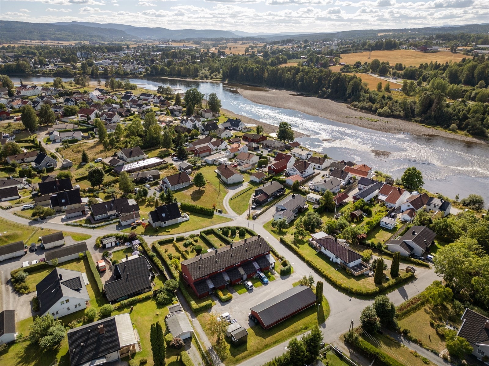 Kort vei til stier langs elveløpet og turområder mot Hellefossen. Galleribilde