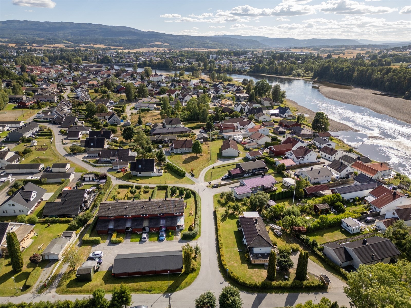 Fra eiendommen er det enkel adkomst til butikker og togforbindelser ved Hokksund stasjon. Galleribilde