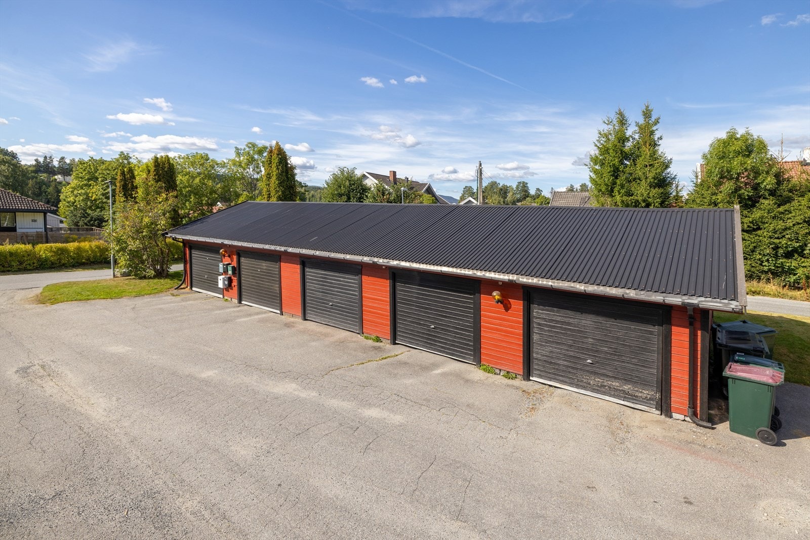 Garasje i felles rekke gir tørr og praktisk parkering. Galleribilde