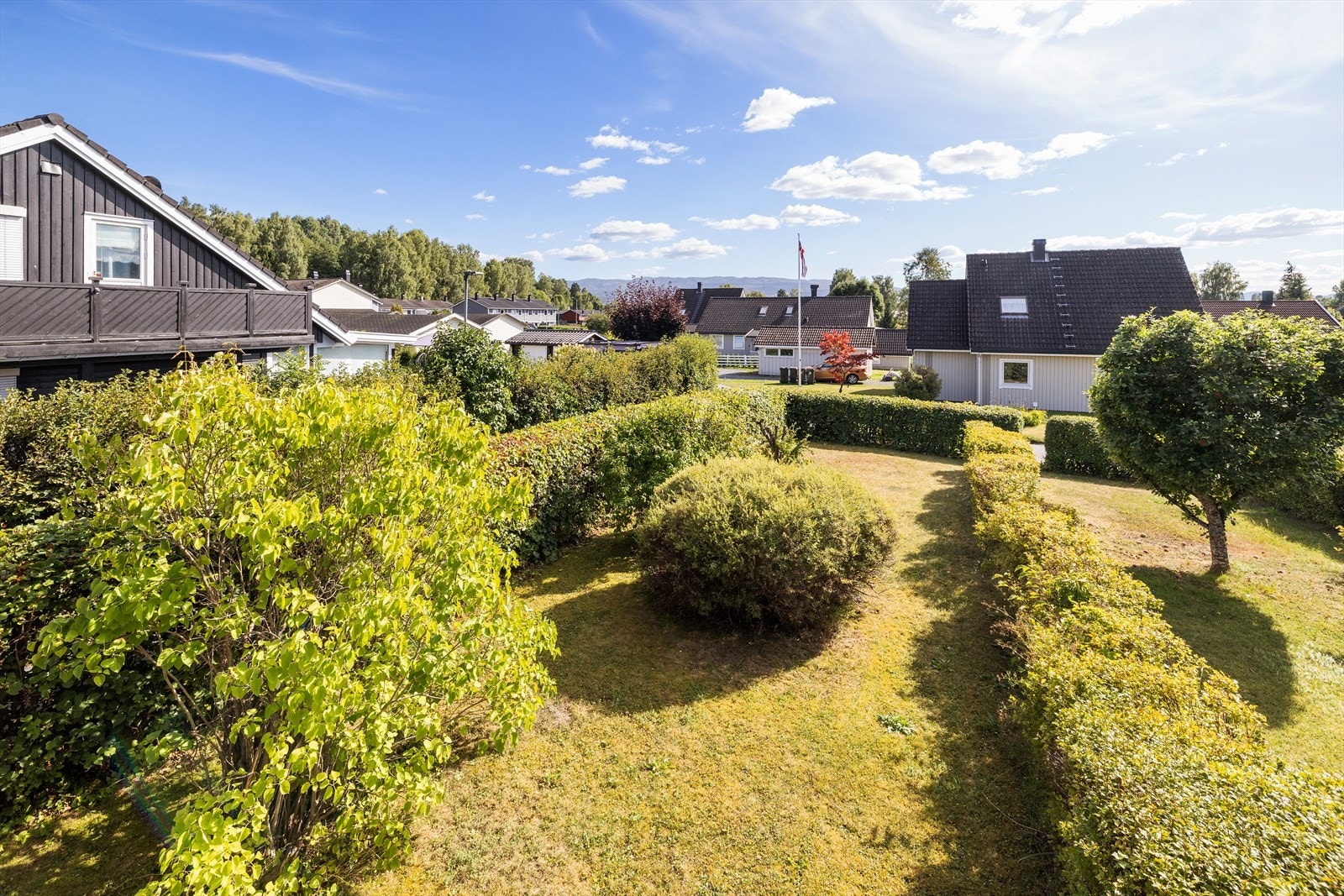 Hagen byr på skjermede utearealer med gressplen. Galleribilde
