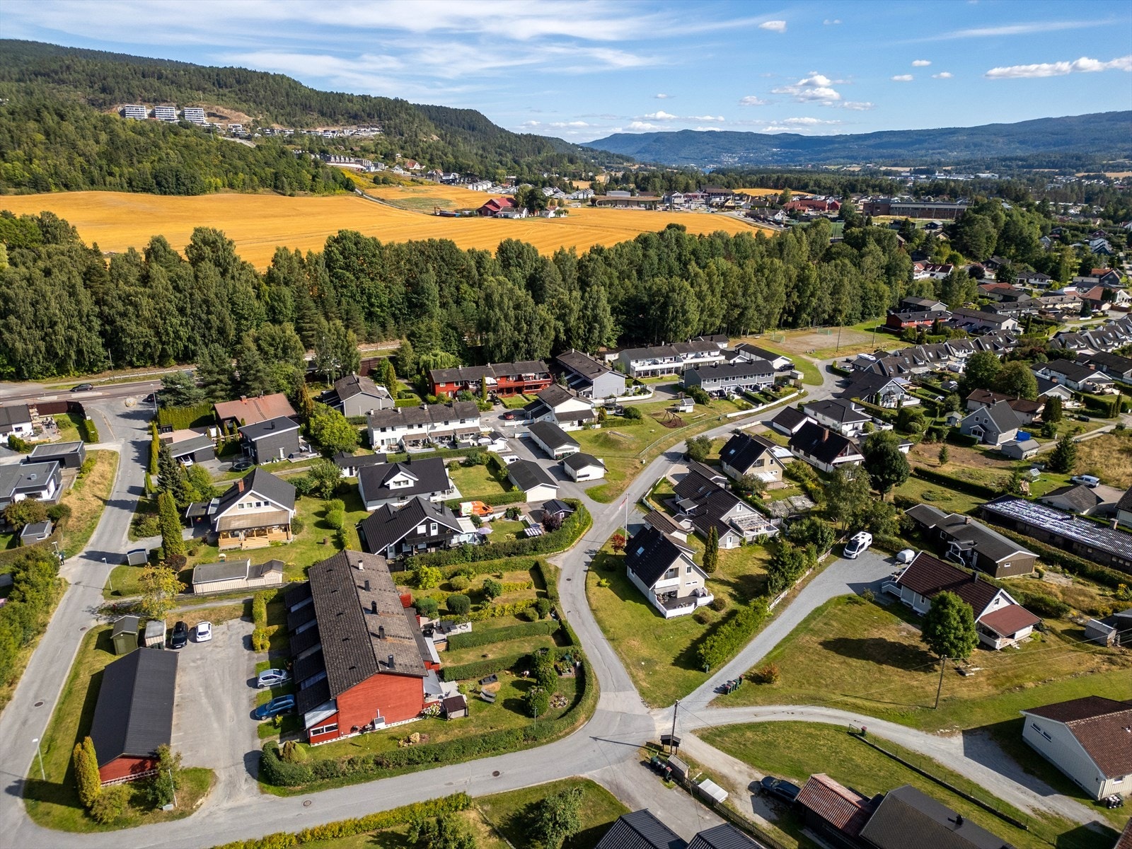 Nærområdet grenser til åpne kulturlandskap og skogsområder. Galleribilde