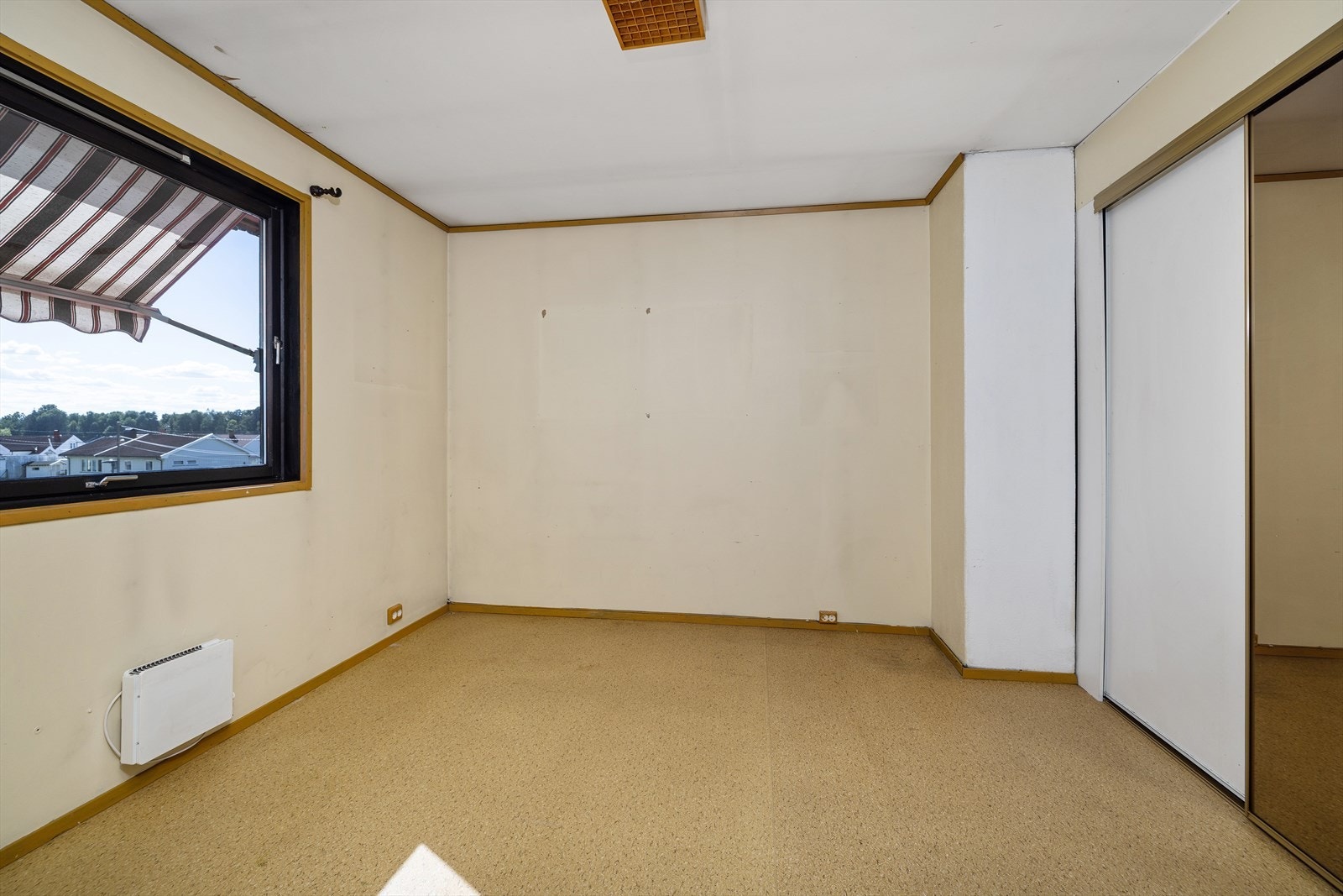Skyvedørsgarderobe gir god oppbevaring på soverommet. Galleribilde