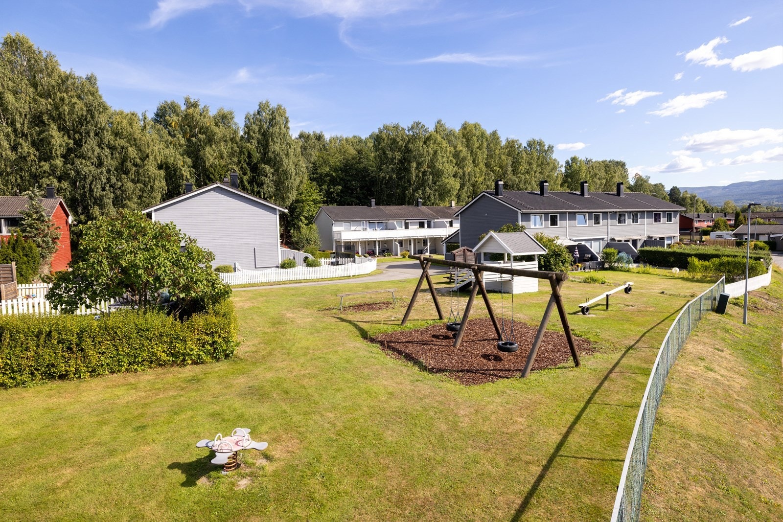 Felles lekeplass i umiddelbar nærhet av boligen. Galleribilde