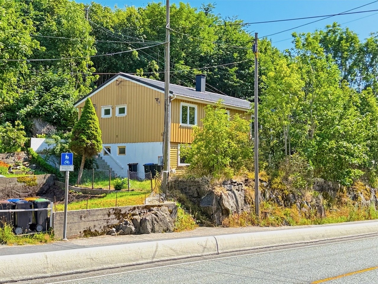 Velkommen til Vesterveien 65 – en enebolig med to soverom og terrasse. Galleribilde
