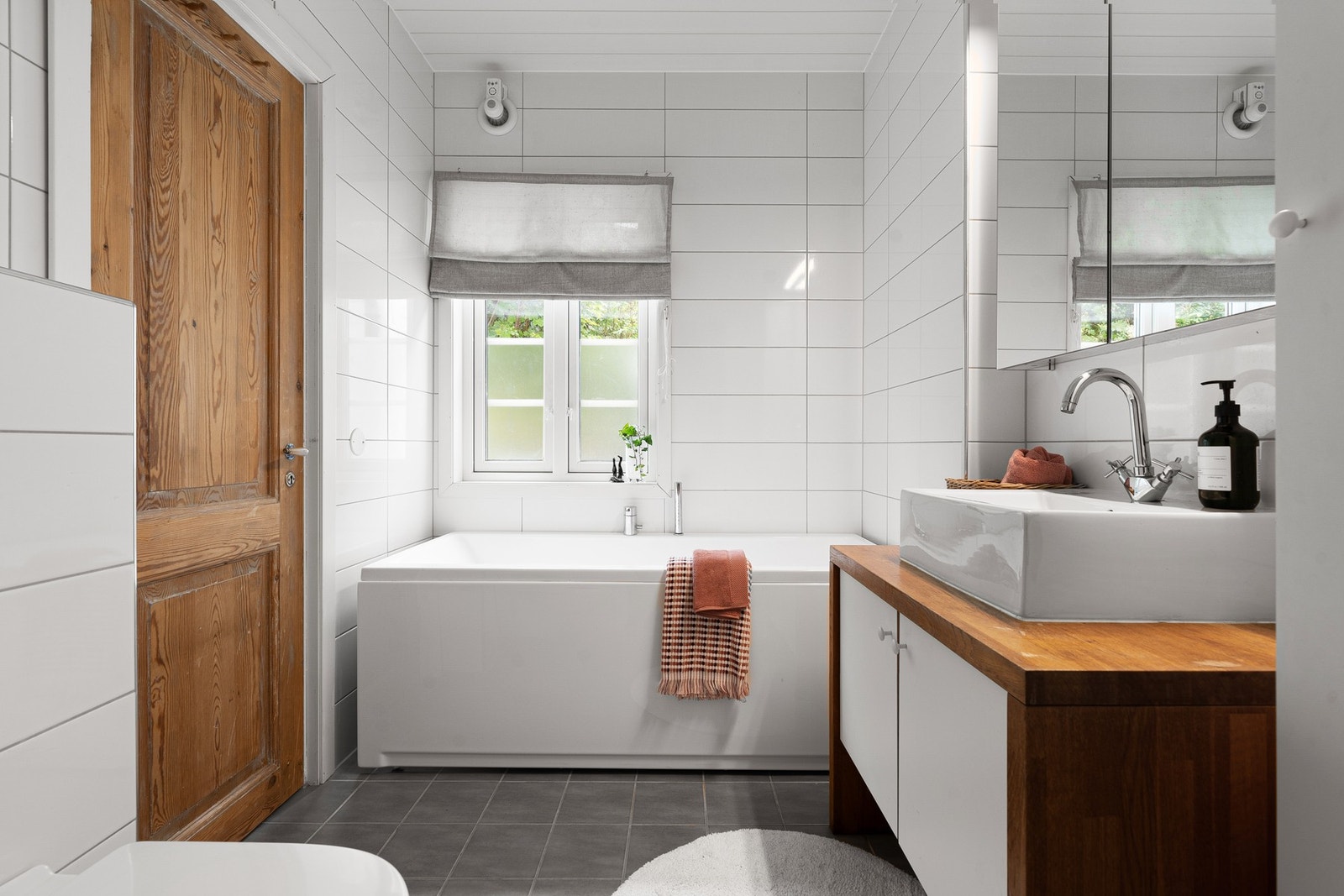 Badet med dør til både soverom og til gangen Galleribilde