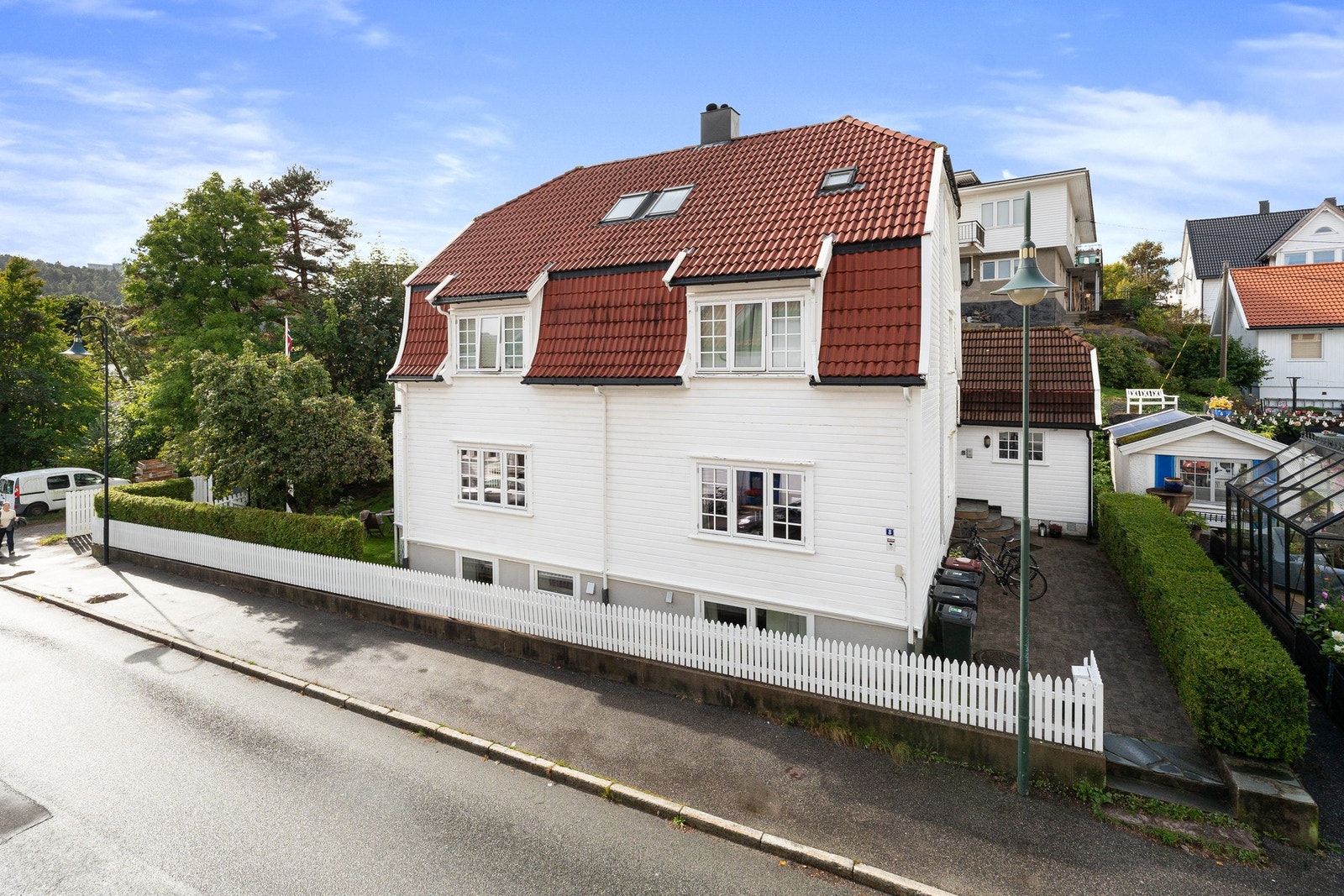 Inngangspartiet til bygget - her kan en også sette sykkelen Galleribilde