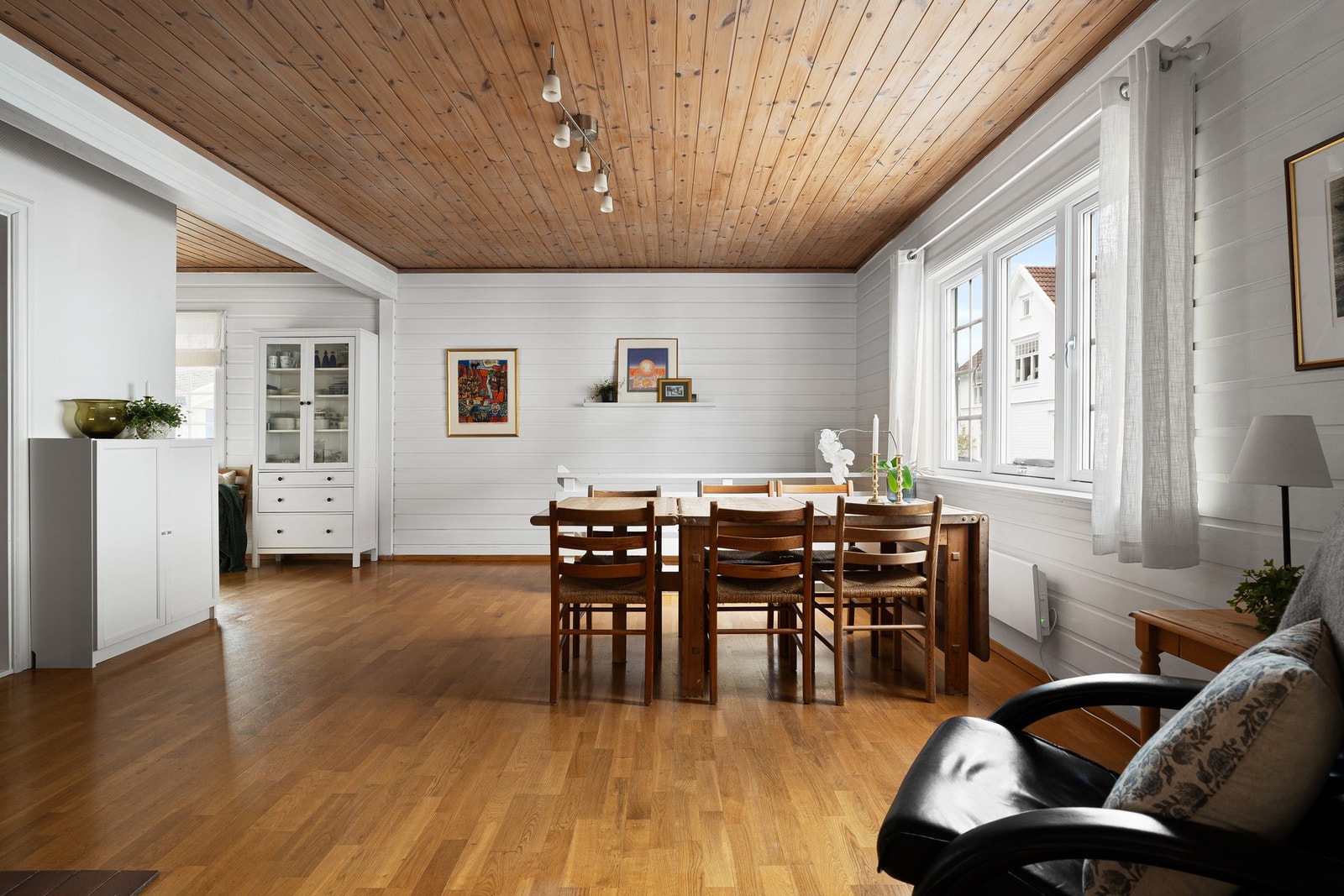 Åpent og luftig i spisestue mot kjøkken, inn til venstre Galleribilde