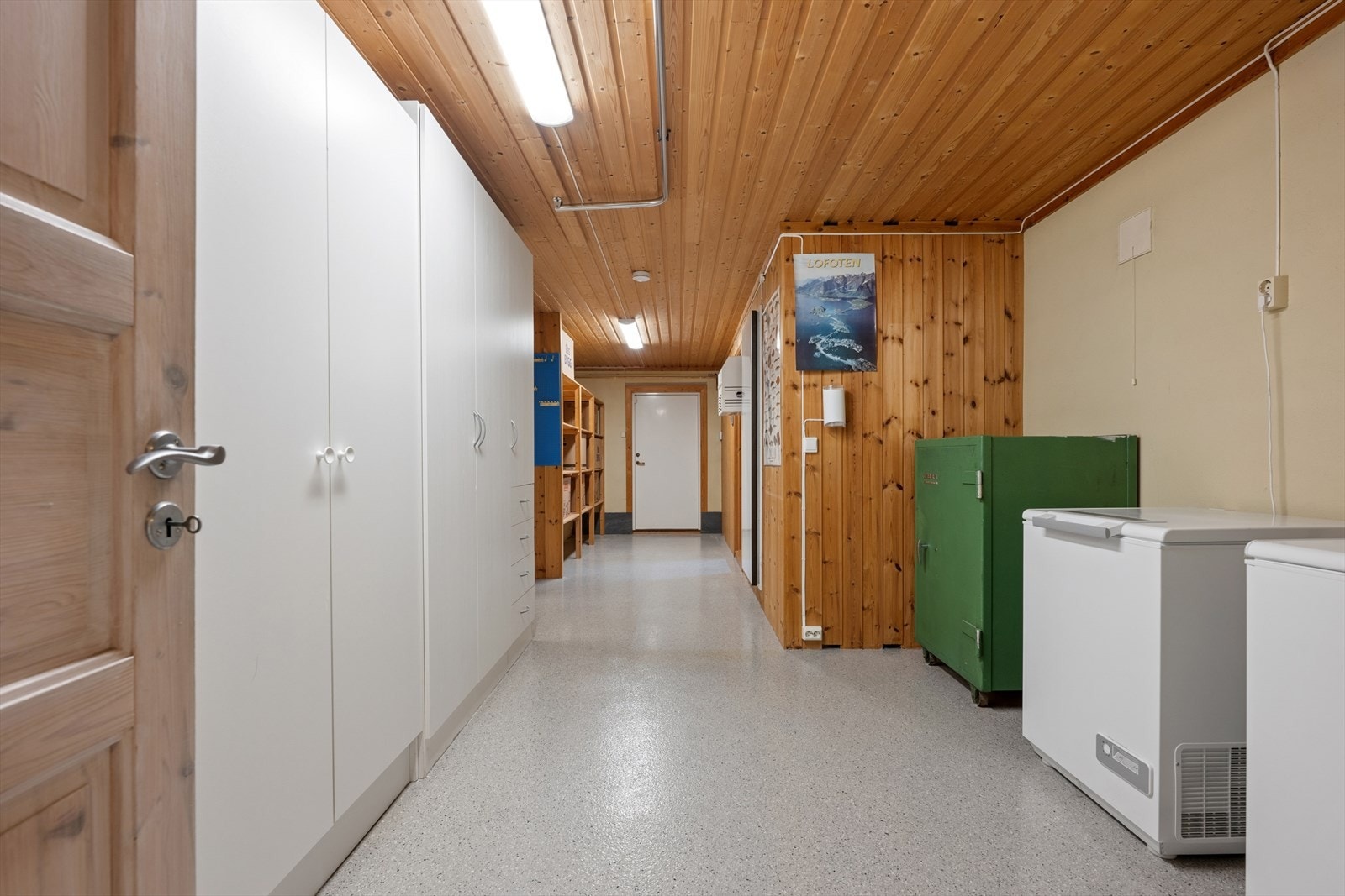 Praktisk og romslig bodareal med innredede oppbevaringsløsninger og flere disponible lagringsrom. Her er det også eget kjølerom. Galleribilde