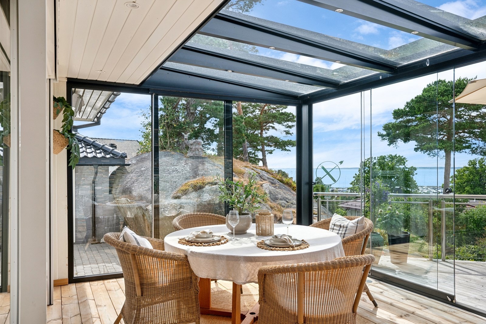 Den romslige, innglassede verandaen på ca. 17 kvm byr på en helt spesiell stemning med flott sjøutsikt og gode solforhold. Galleribilde