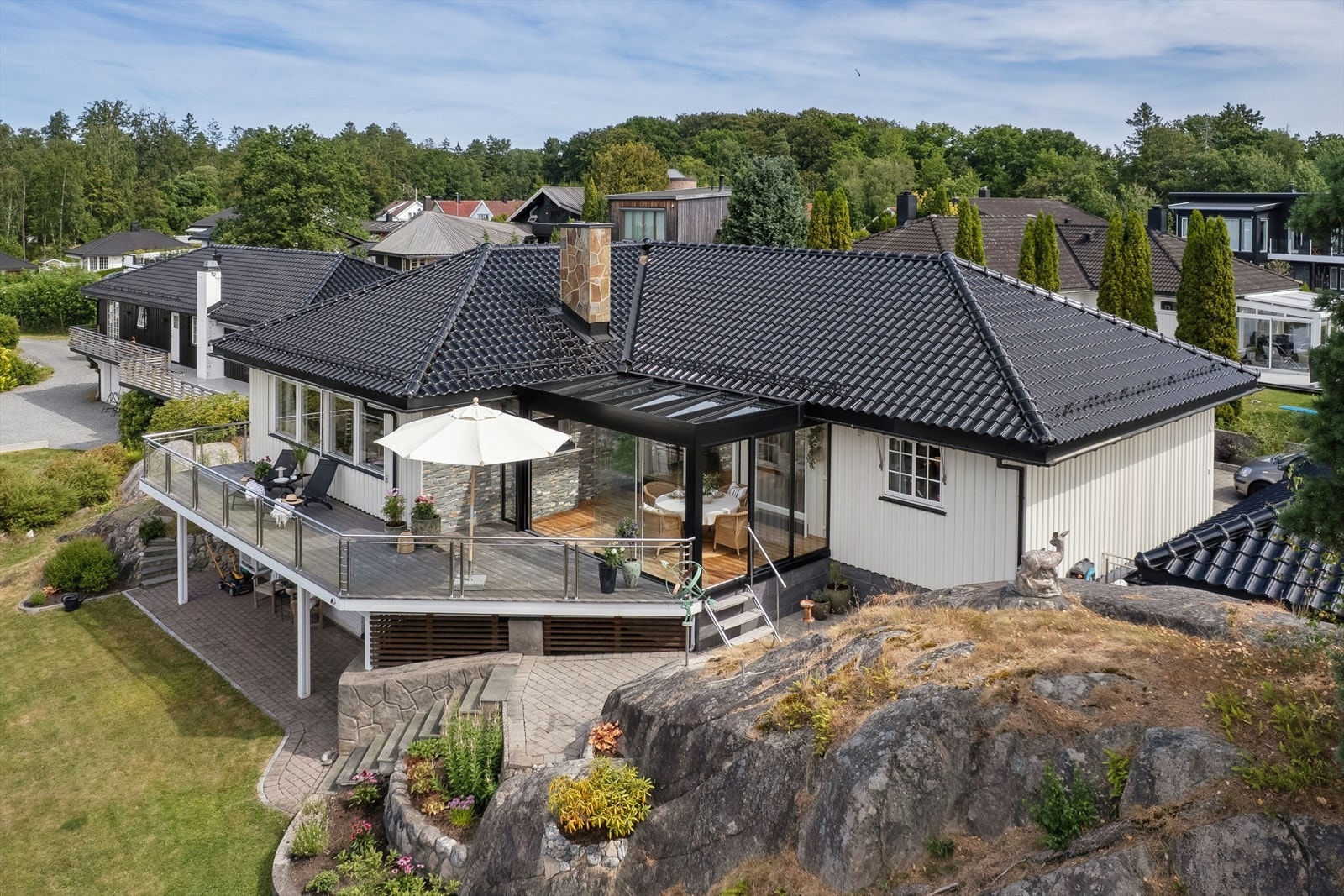 Eiendommen ligger flott til på tomten og byr på flere attraktive uteplasser. Galleribilde