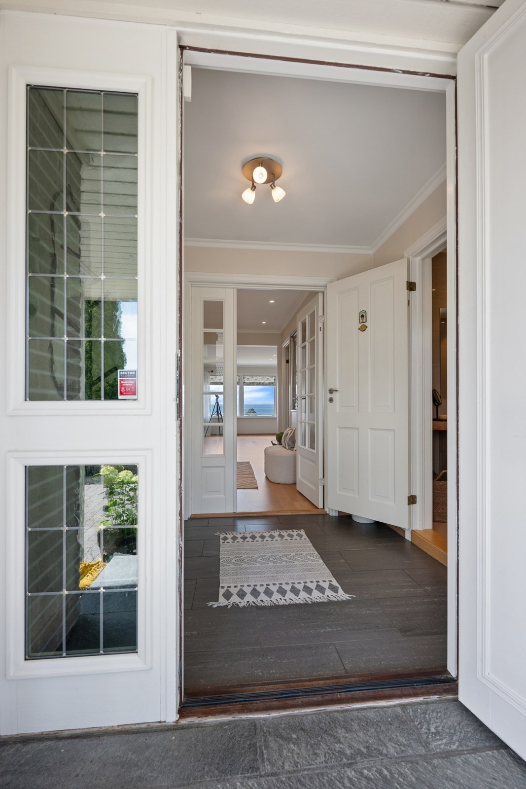 Badet i 1. etasje har direkte adkomst både fra entréen og hovedsoverommet. Galleribilde