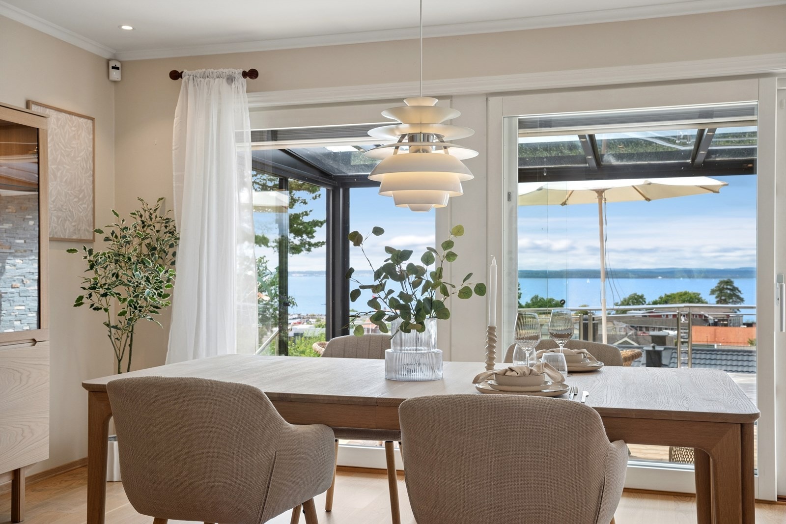 Her ligger alt til rette for hyggelige måltider og lange sommerkvelder med utsikten som følgesvenn. Galleribilde