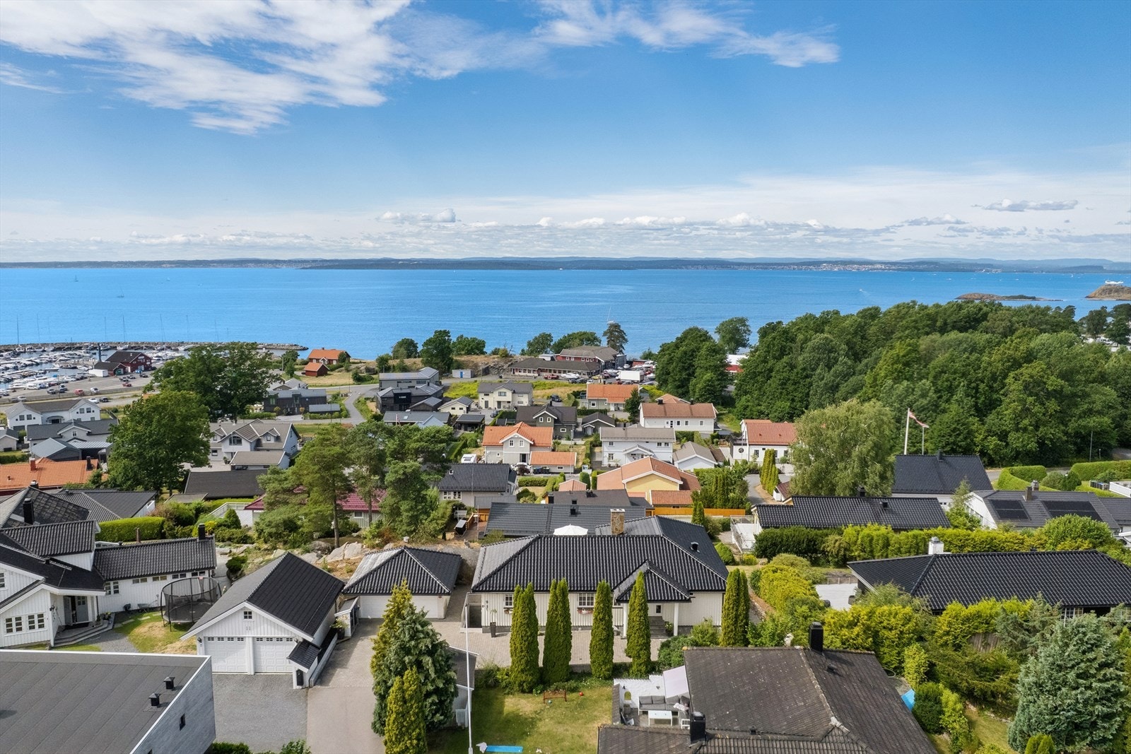Eiendommen ligger i et attraktiv og landlig boligområde ved Fuglevik få meter unna sjø og strand. Galleribilde