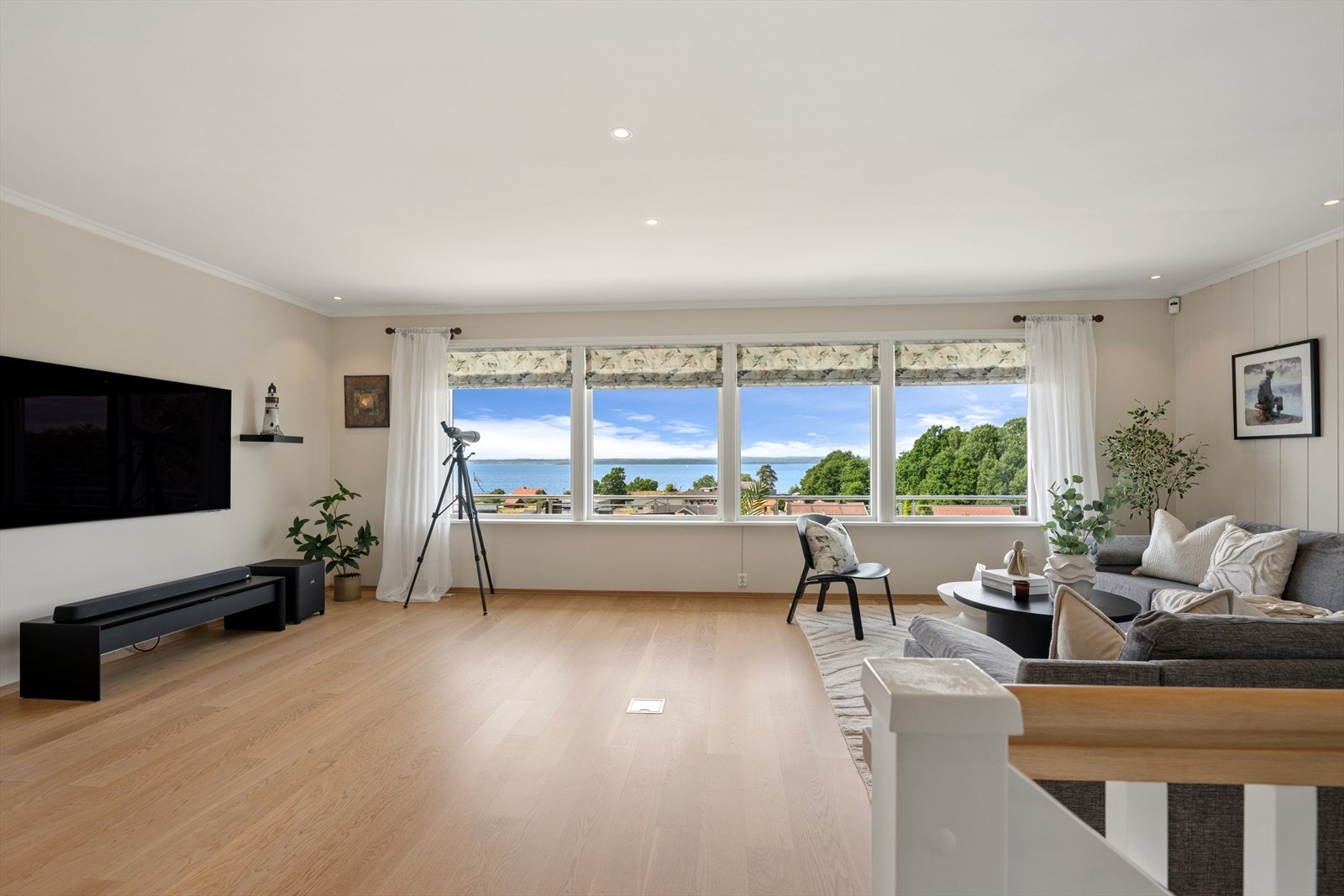 Stuen byr på en panoramautsikt få kan matche. Store vindusflater rammer inn fjorden og slipper naturen inn. Galleribilde