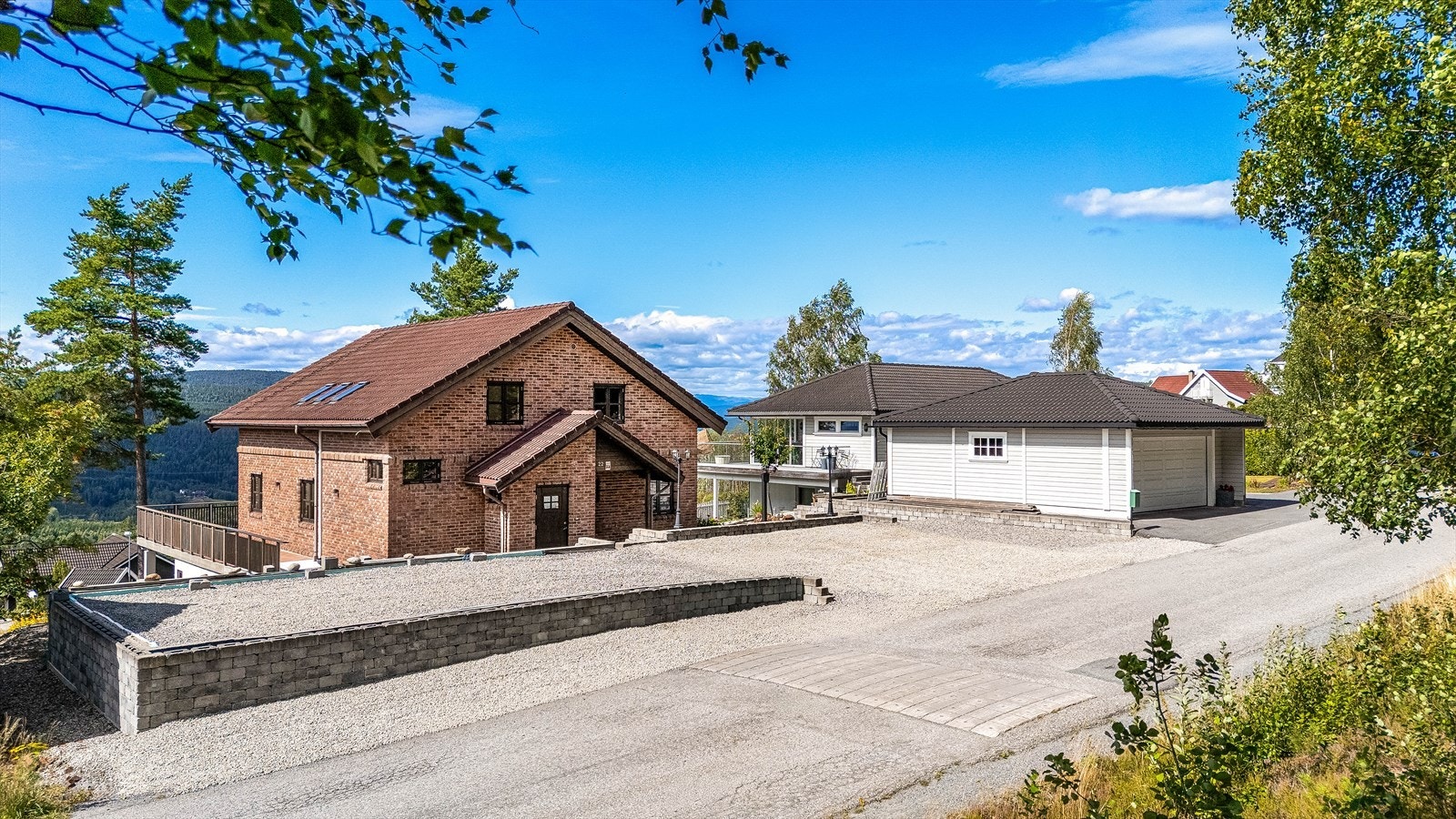 Boligen har en attraktiv beliggenhet på en høyde, med flott utsikt over skog og landskap, samtidig som den tilbyr rolige og familievennlige omgivelser. Galleribilde