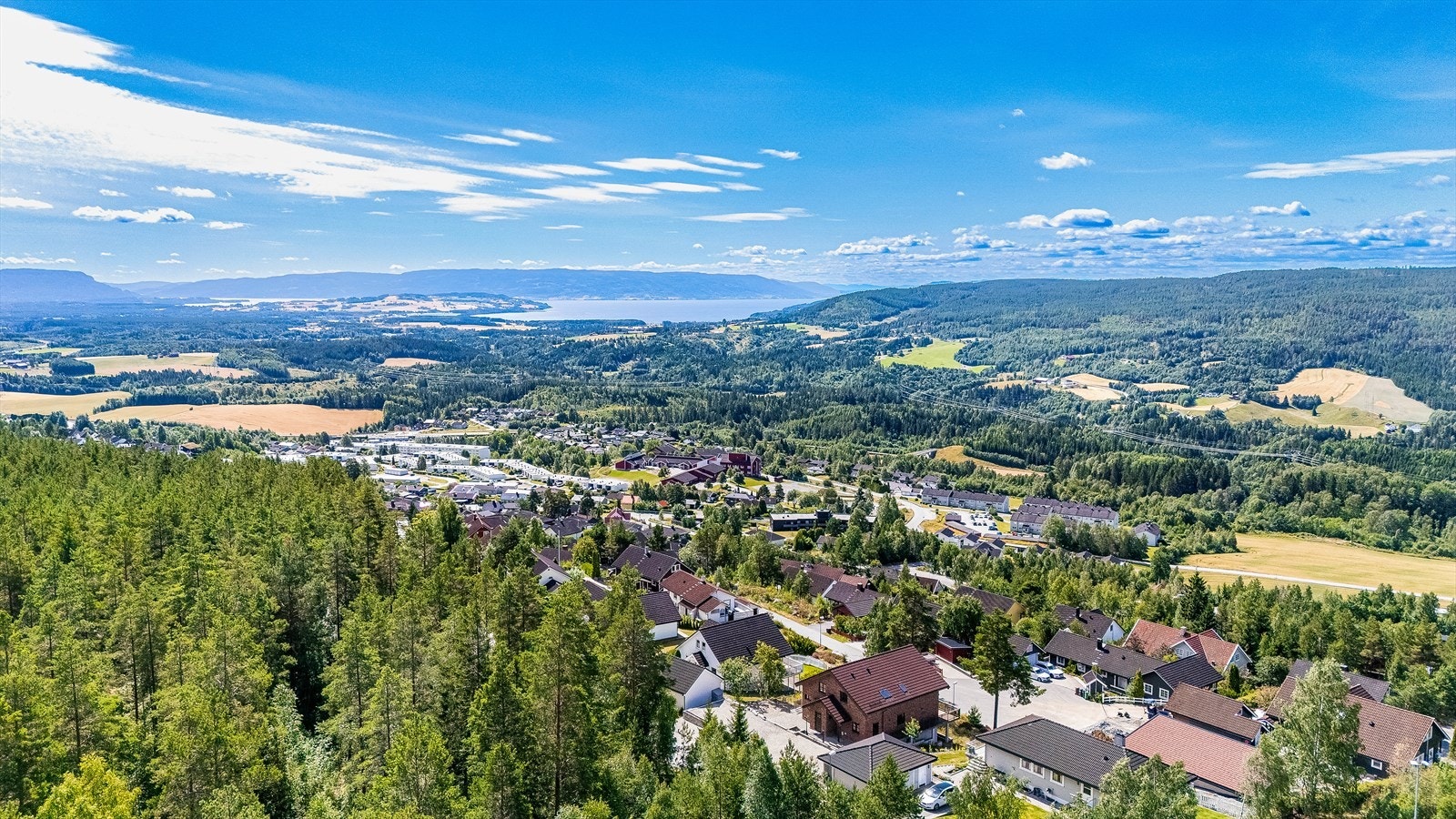 Eiendommen har gode solforhold og flott unik utsikt mot Tyrifjorden og Norefjell. Området er barnevennlig, med flotte turmuligheter i skog og mark - perfekt for familier som ønsker en trygg og trivelig beliggenhet. Foto: Håvard Rognli Galleribilde