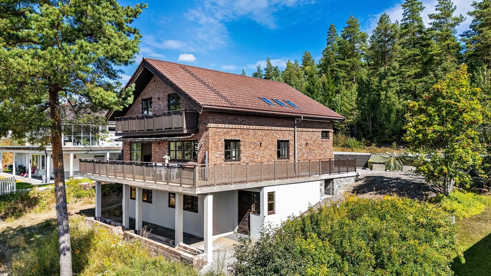 Utsøkt enebolig over tre plan i tidløs teglstein, beliggende i naturskjønne og fredelige omgivelser i Heradsbygda. Foto: Håvard Rognli Galleribilde