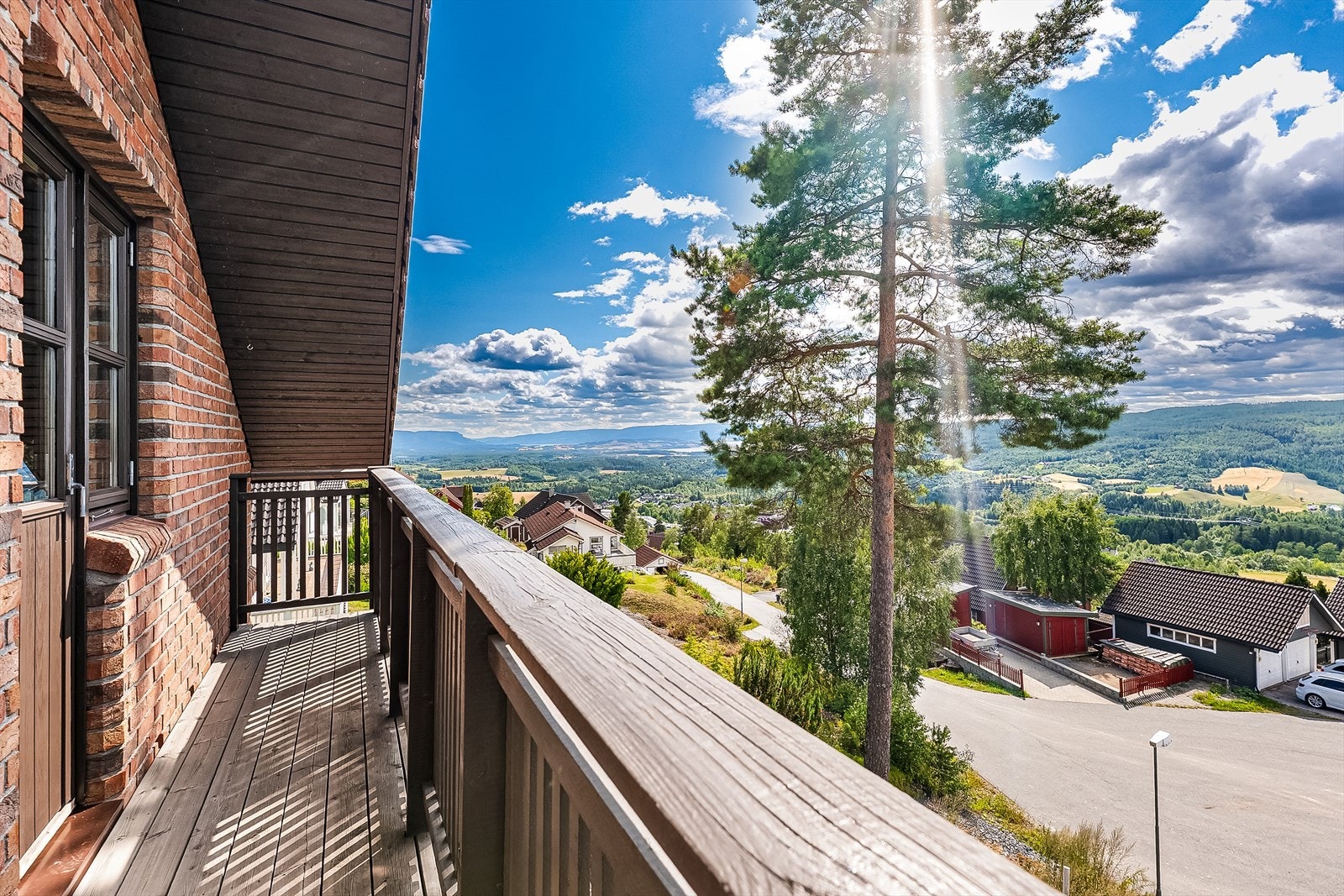 Fra to av soverommene er det direkte utgang til en solrik balkong med flott utsikt mot Norefjell og Tyrifjorden - en herlig forlengelse av rommene og et perfekt sted å nyte morgenkaffen eller avslutte dagen i rolige omgivelser. Galleribilde