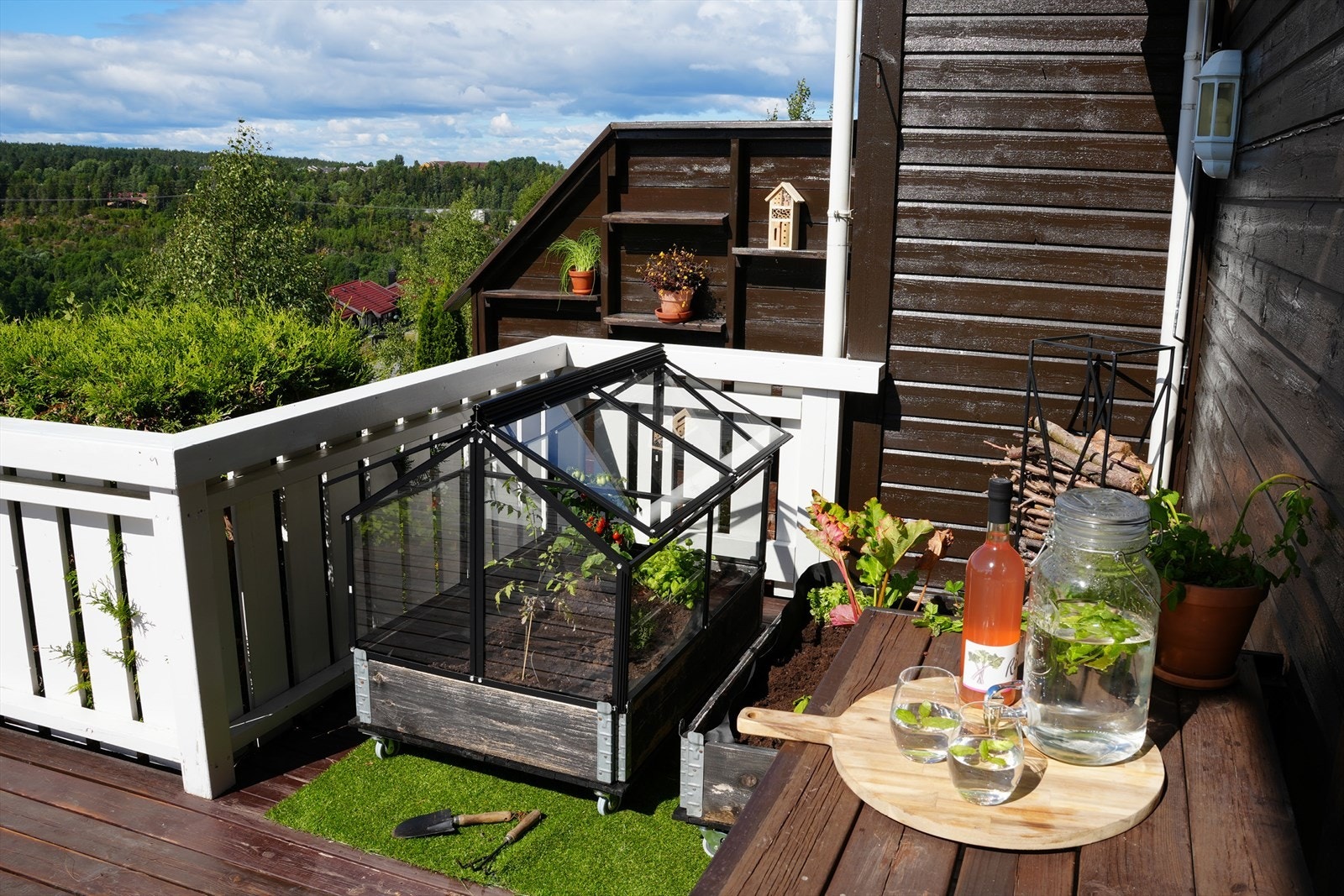 Det er god plass til flere hyggelige sittegrupper, hvor du kan kose deg i solen vår- og sommerhalvåret Galleribilde