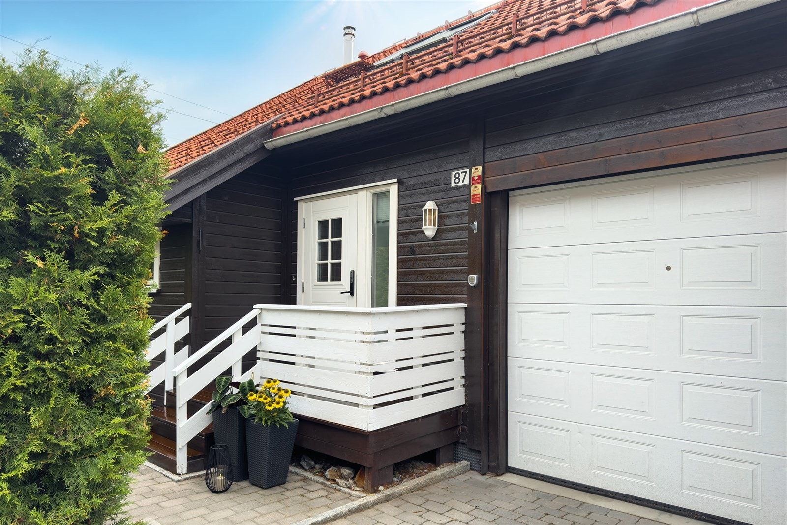 Garasje med elektrisk port og biloppstillingsplass i forkant Galleribilde