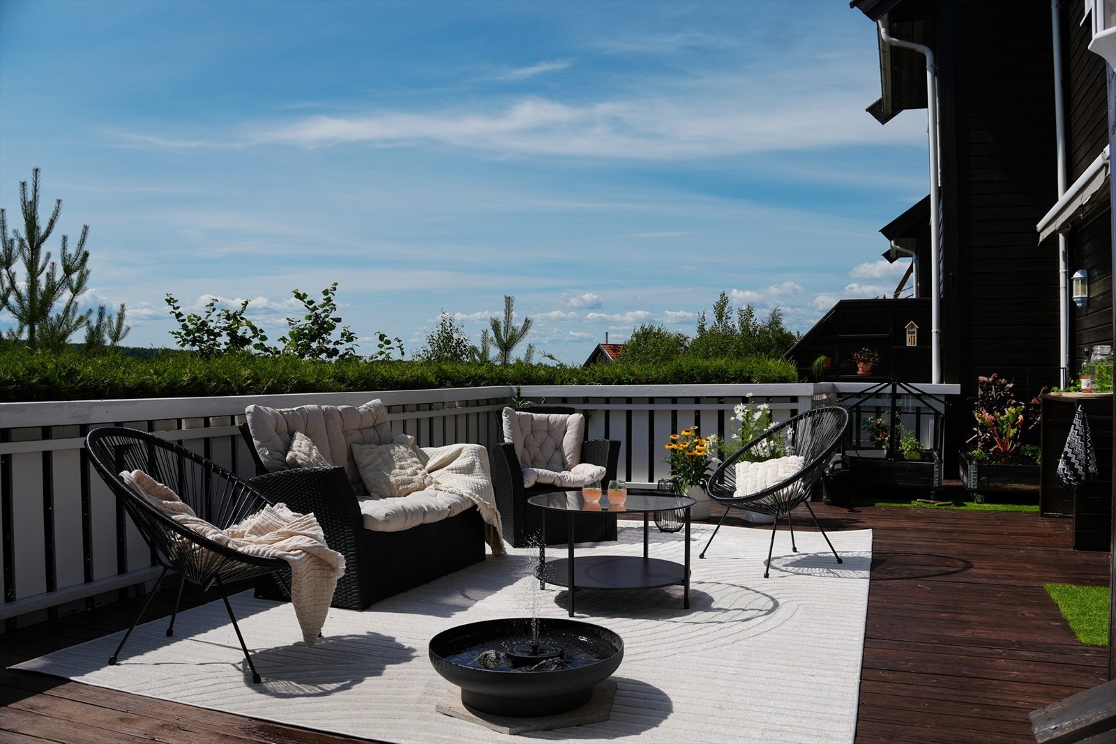 Fra stuen er det utgang til en fantastisk terrasse på hele 65m² Galleribilde