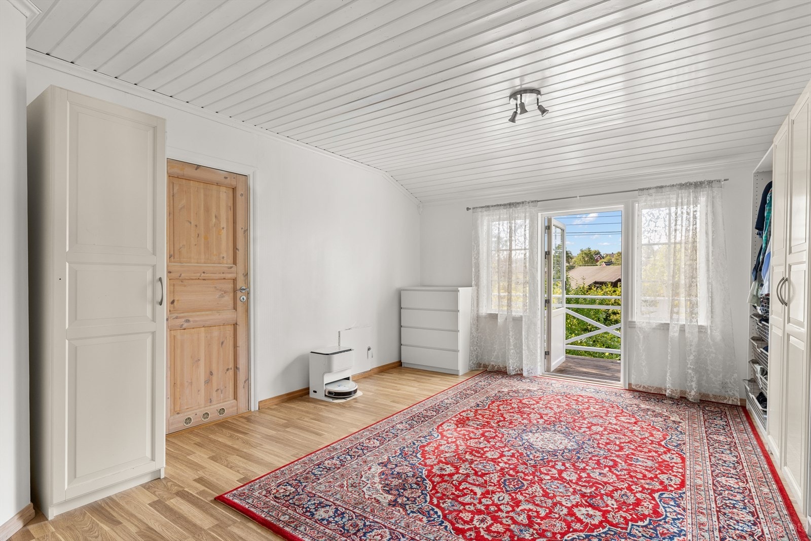 Velkommen opp i andre etasje, hvor huset byr på flere fine rom og gode løsninger. Galleribilde