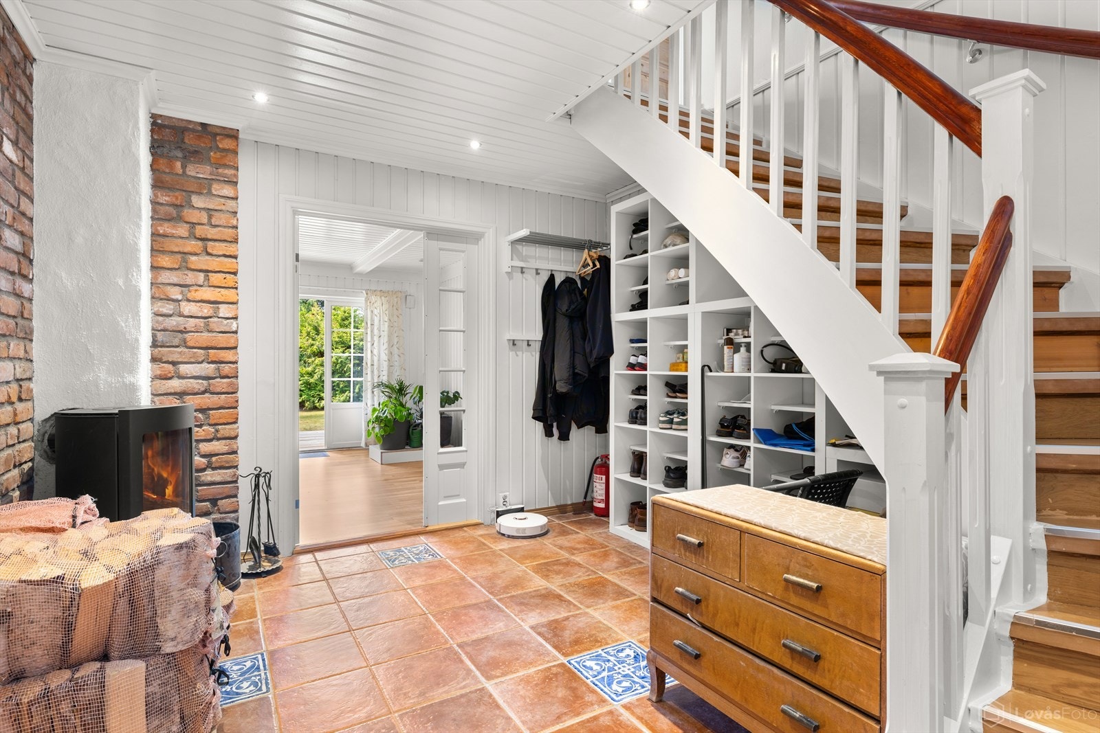 Velkommen inn! En lys, varm og innbydende entré som byr på rikelig med plass og et godt førsteinntrykk. Galleribilde