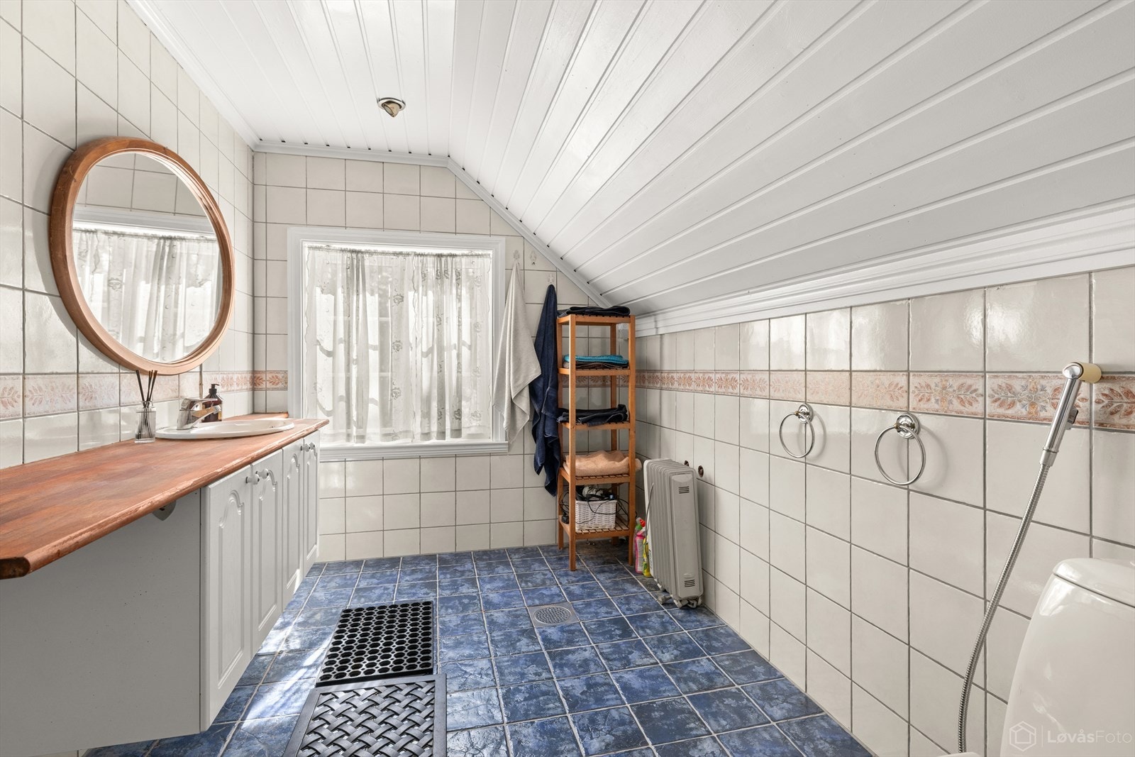 Eldre, flislagt bad i tilknytning til loftstuen. Galleribilde