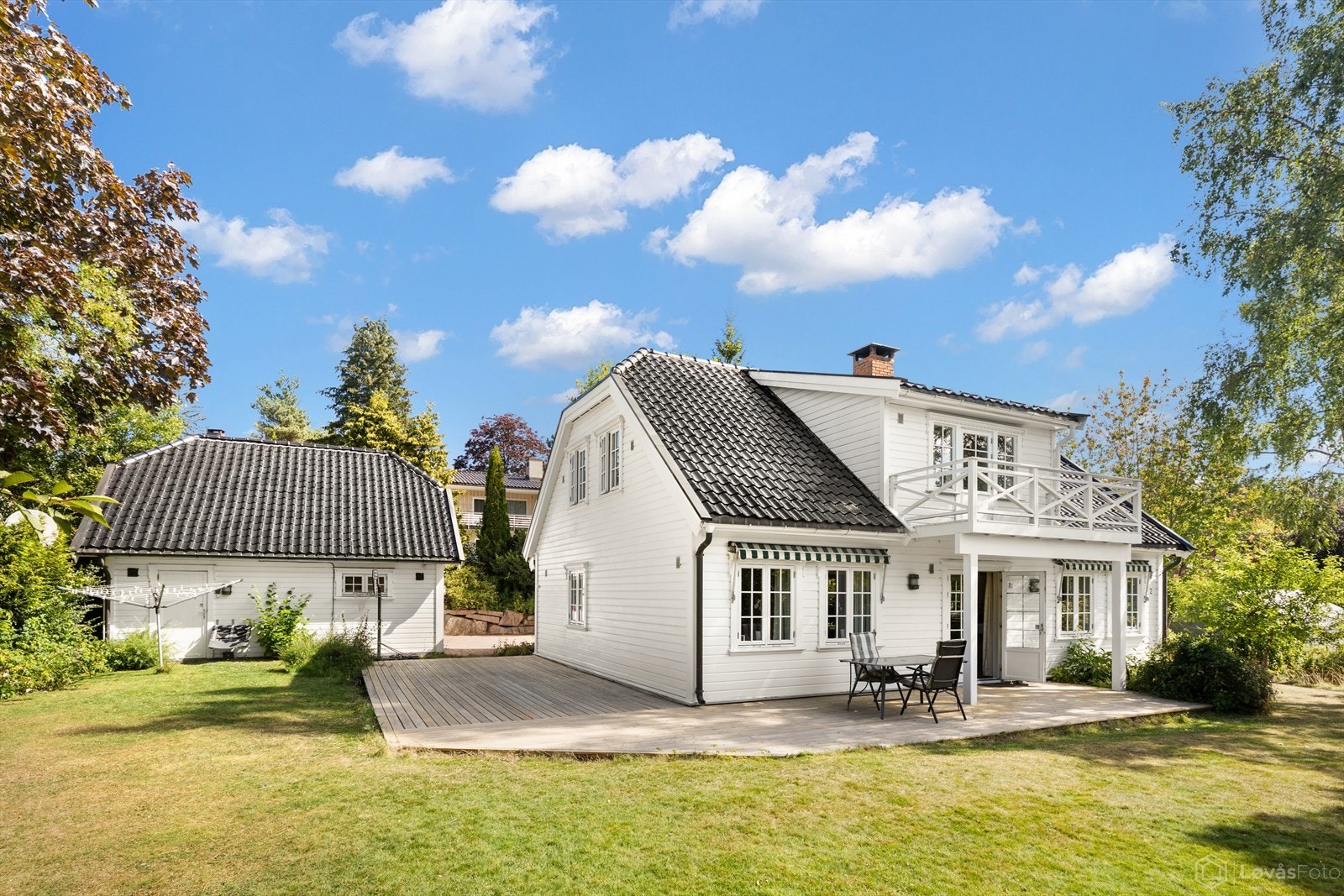 En frittstående enebolig med stor tomt på 1 230 m² og flotte uteplasser. Galleribilde