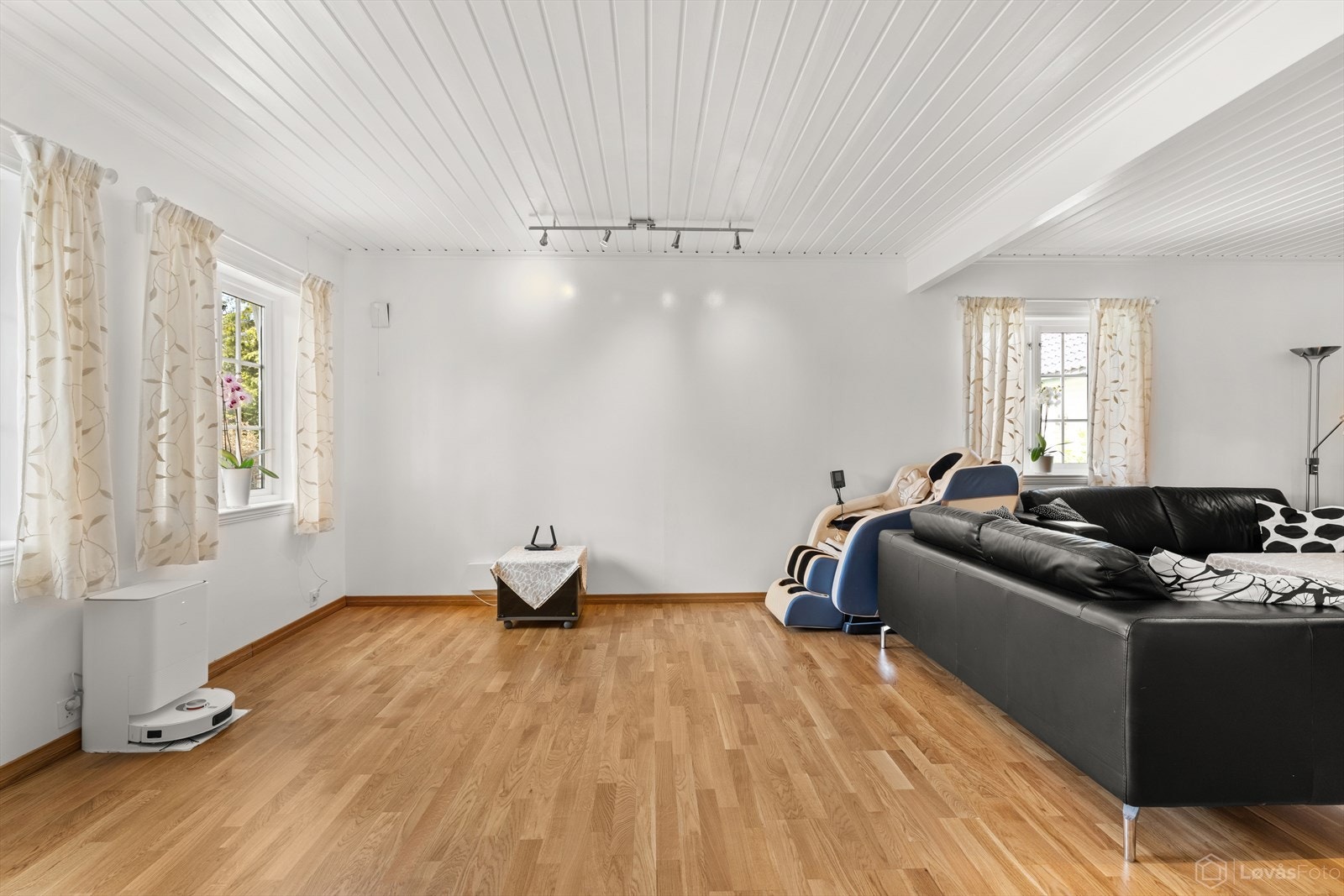Stuen byr på romslig plass, perfekt for både komfortable sofagrupper og hyggelige samvær. Galleribilde
