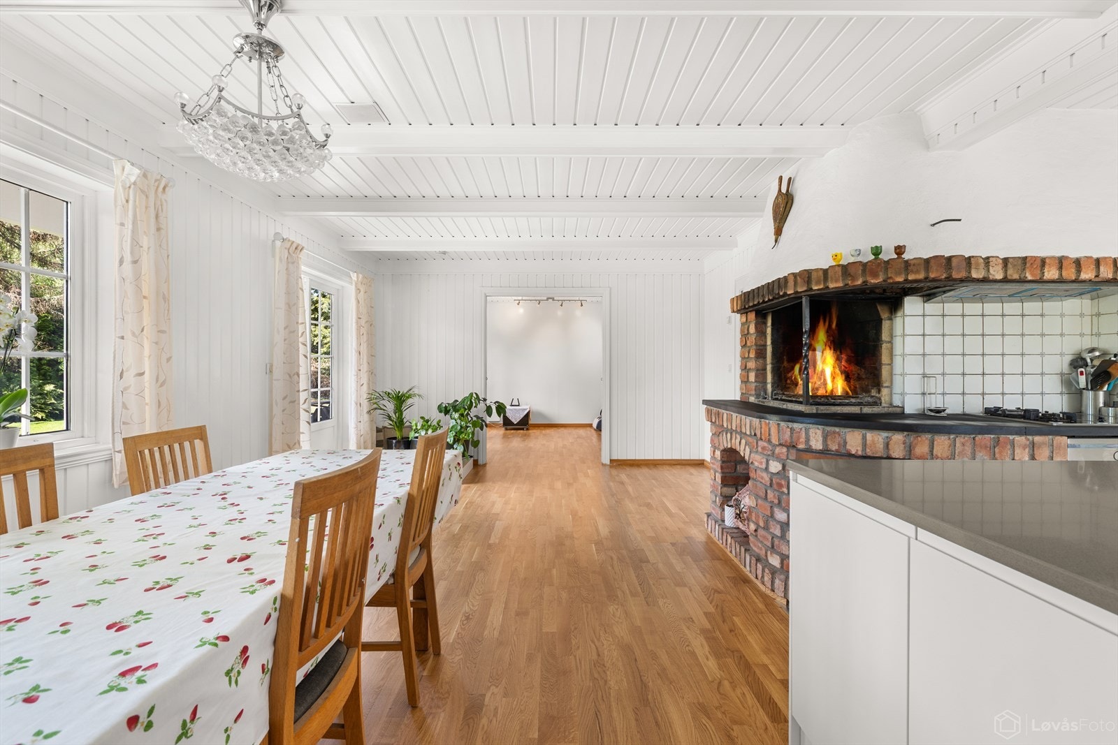 Fra spisestuen er det direkte utgang til eiendommens uteområde og en romslig, markterrasse på rundt 73m². Galleribilde