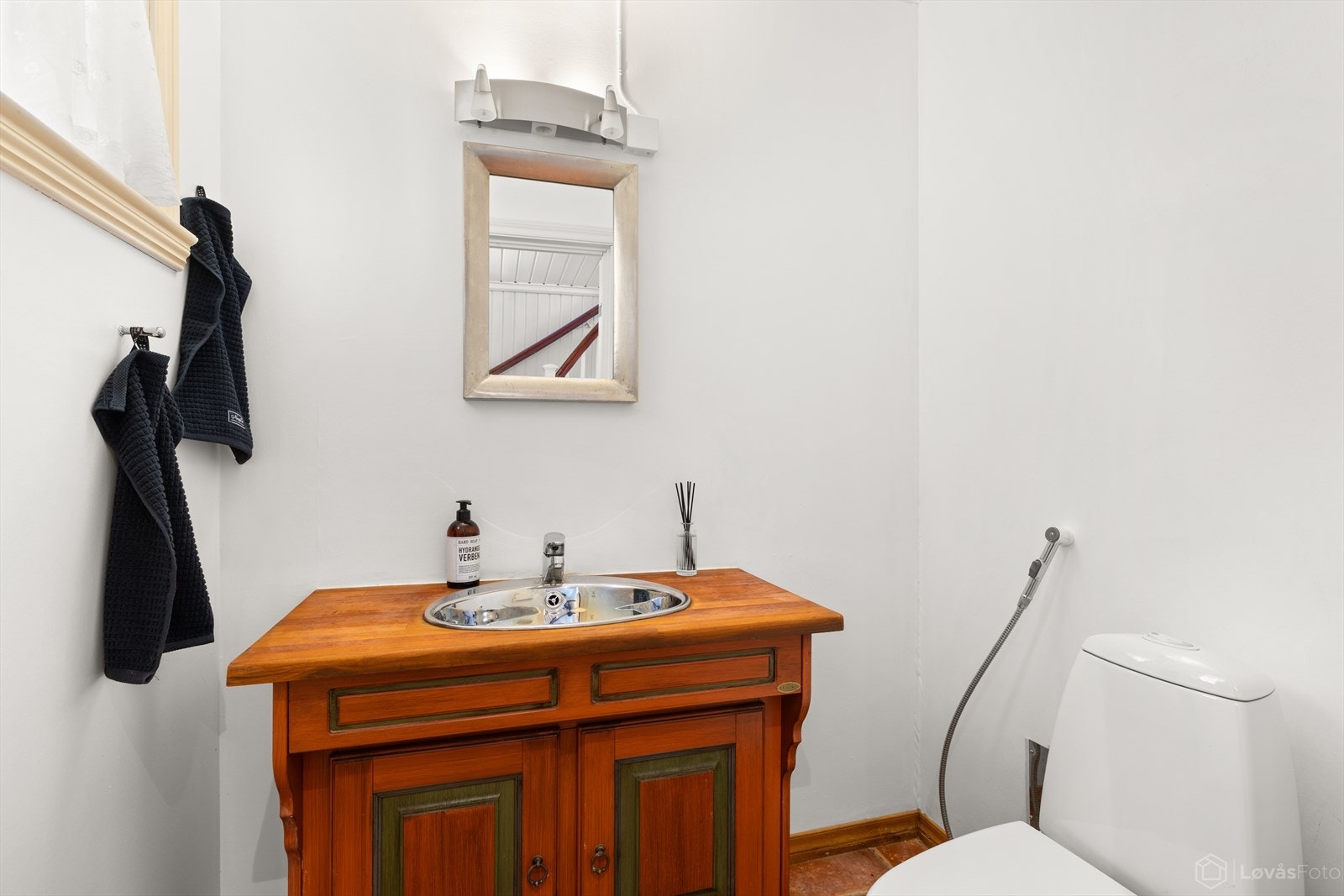 Eget toalettrom ved inngangspartiet, ideelt for en travel familiehverdag. Galleribilde