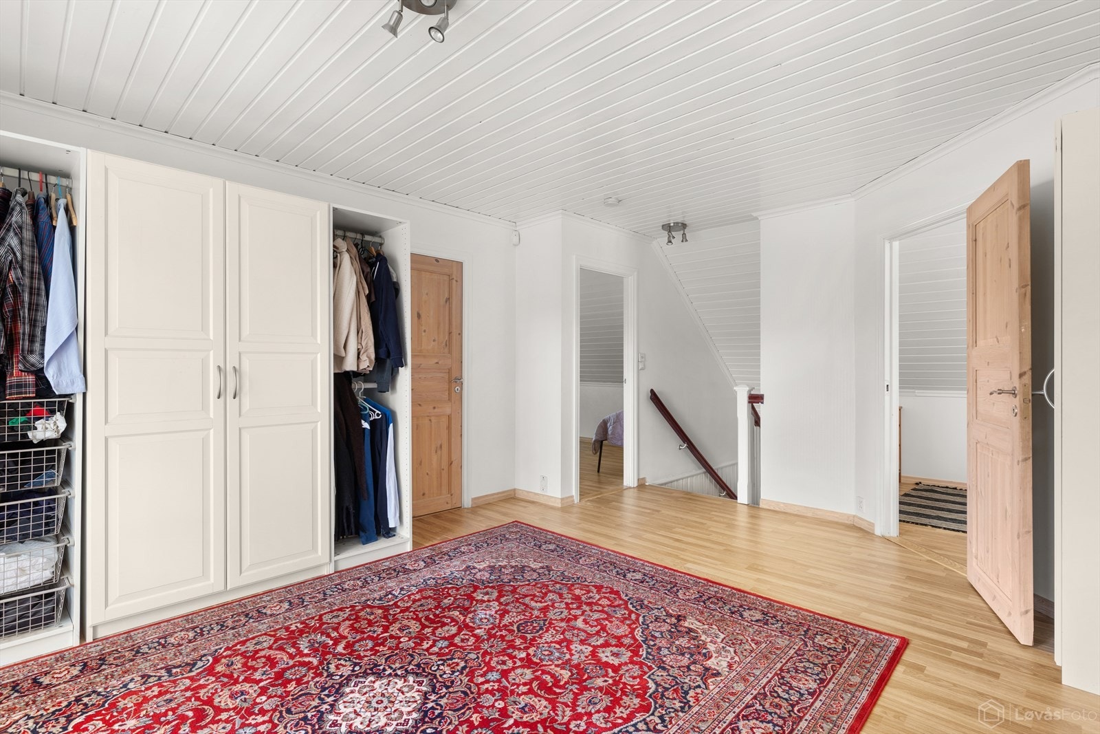 Loftstuen fungerer som et allsidig oppholdsrom som tilfører hjemmet ekstra fleksibilitet og bruksmuligheter i hverdagen. Galleribilde