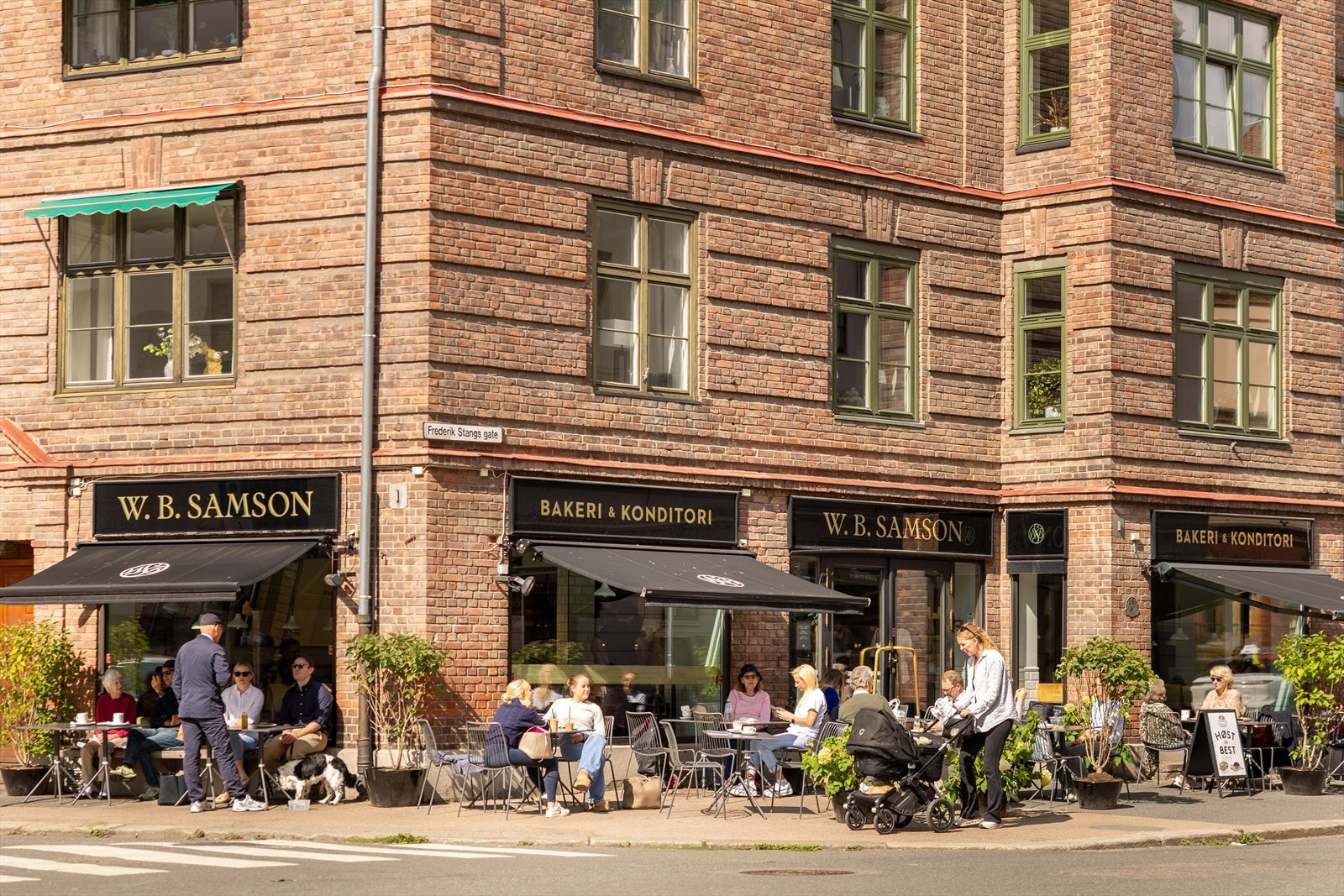 Leiligheten ligger rett over gaten fra populære Samson på Frogner Galleribilde
