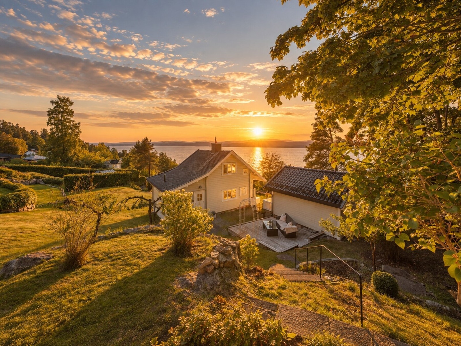 Anne Elisabeth Naper ved PrivatMegleren Park har gleden av å presentere Øvreveien 79 - en sjarmerende eiendom med anneks, storslått fjordutsikt og en sjelden følelse av ro. Bildet er redigert med AI.