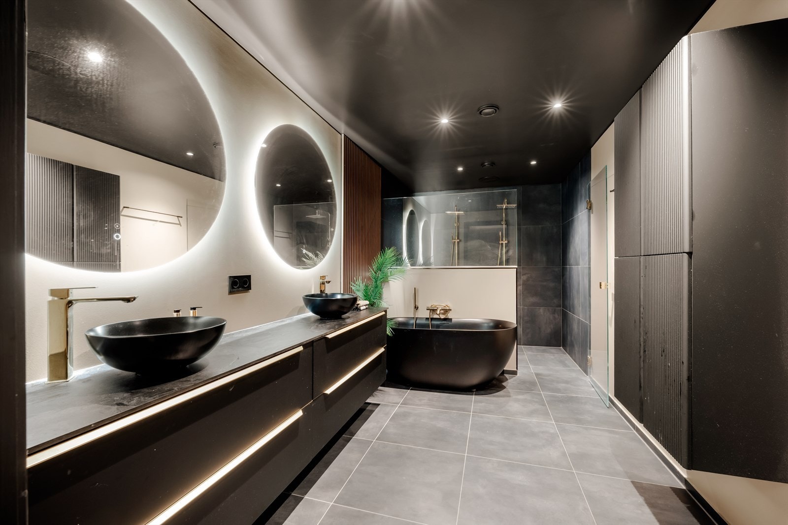 Mørke fliser, elegante detaljer og stemningsfull belysning skaper en sofistikert hotellfølelse, hvor hvert element er nøye utvalgt for å gi et harmonisk og luksuriøst uttrykk. Galleribilde