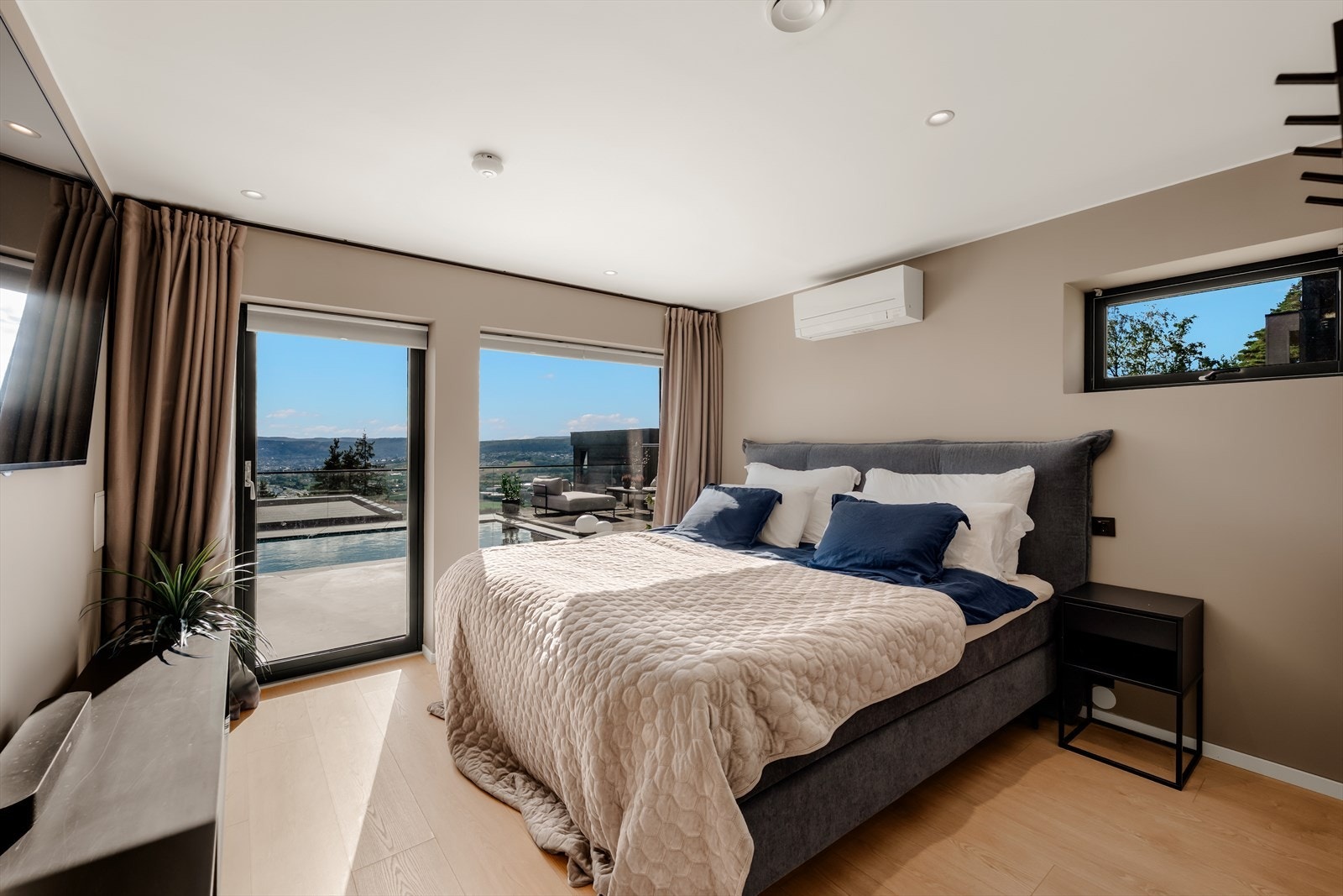 Hovedsoverommet fremstår som en privat og elegant suite med en rolig atmosfære og gjennomført materialvalg. Galleribilde